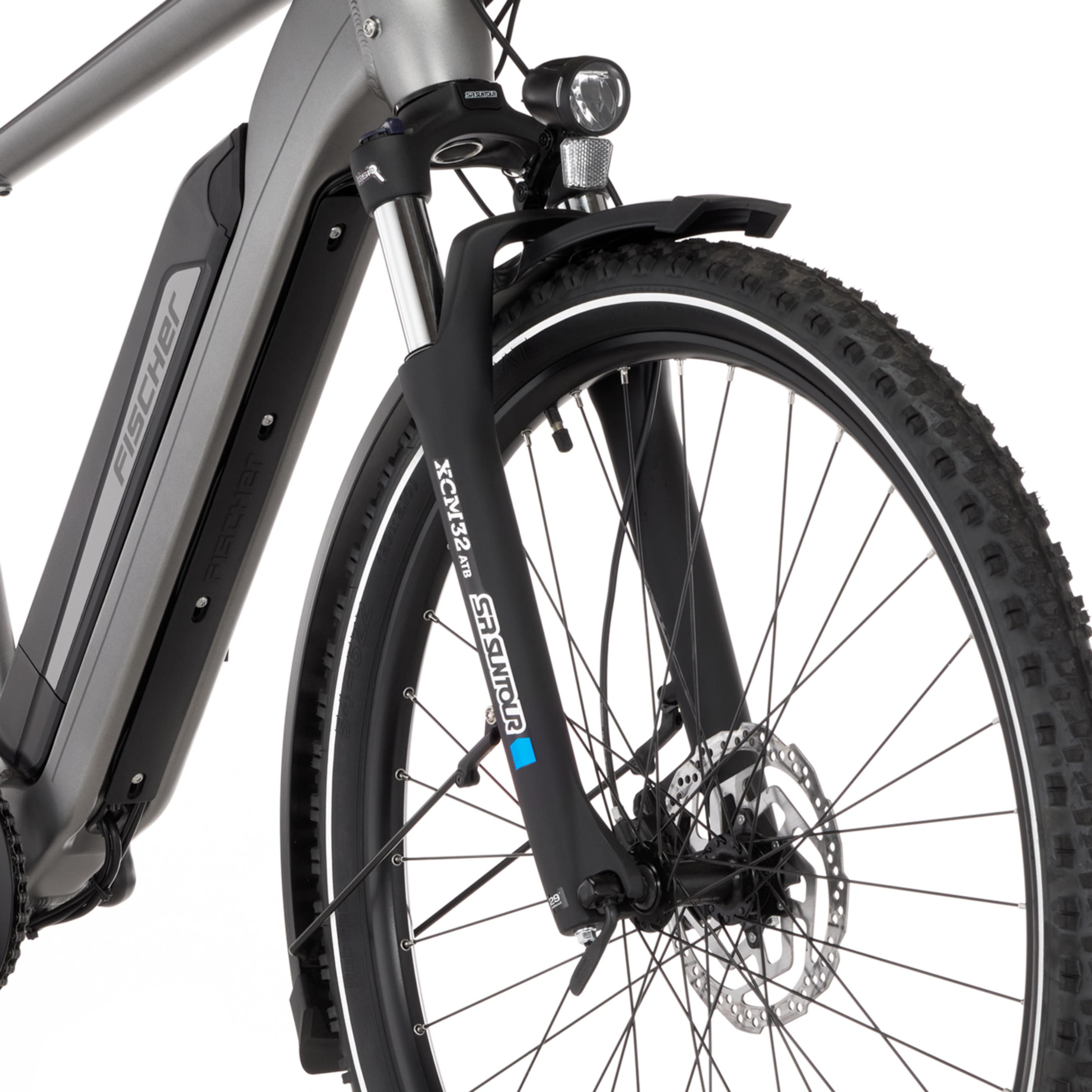 Graues E-Bike mit schwarzer Federgabel, Scheinwerfer und Vorderrad.