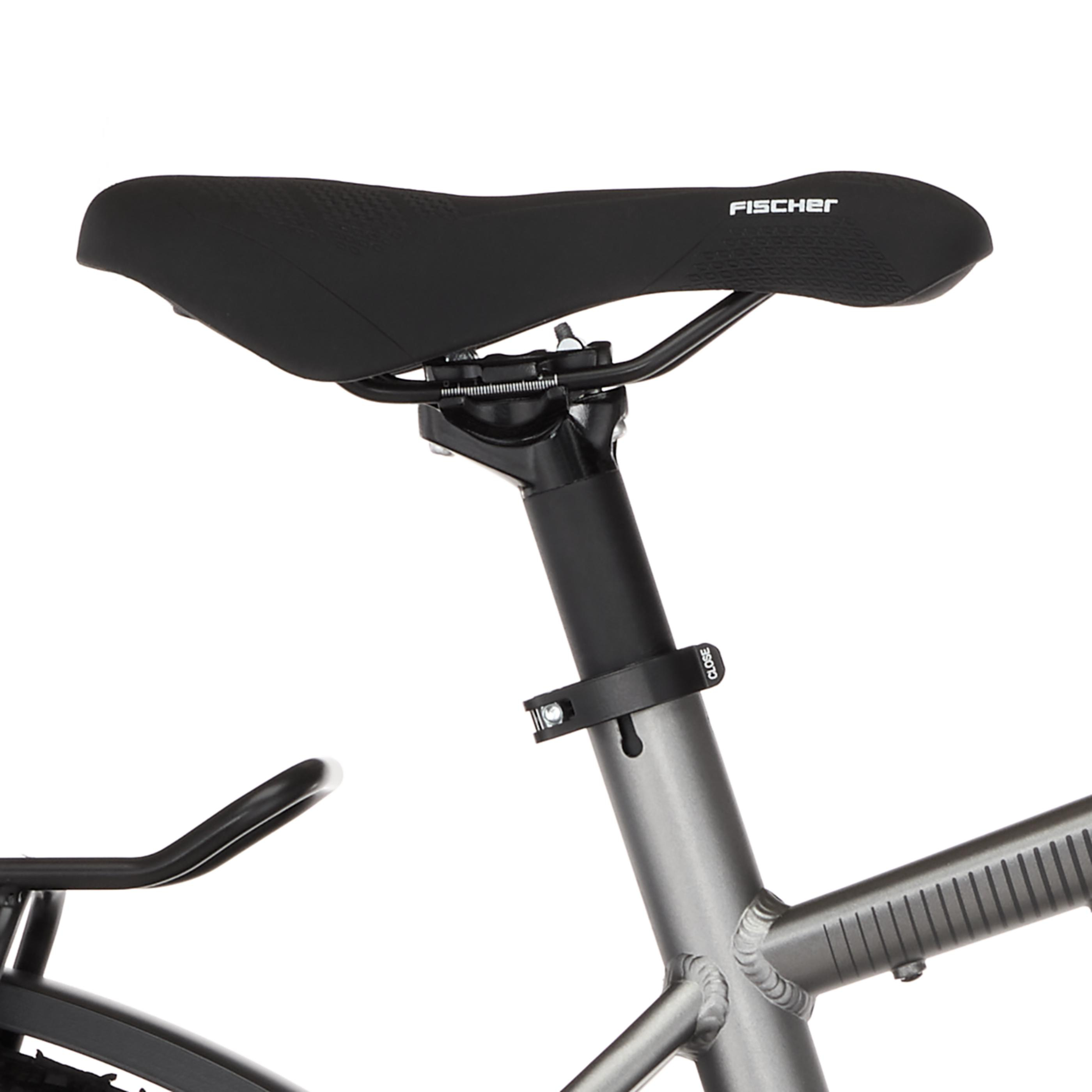 Ein schwarzer Fahrradsattel mit weißem FISCHER-Logo auf einem grauen Rahmen.