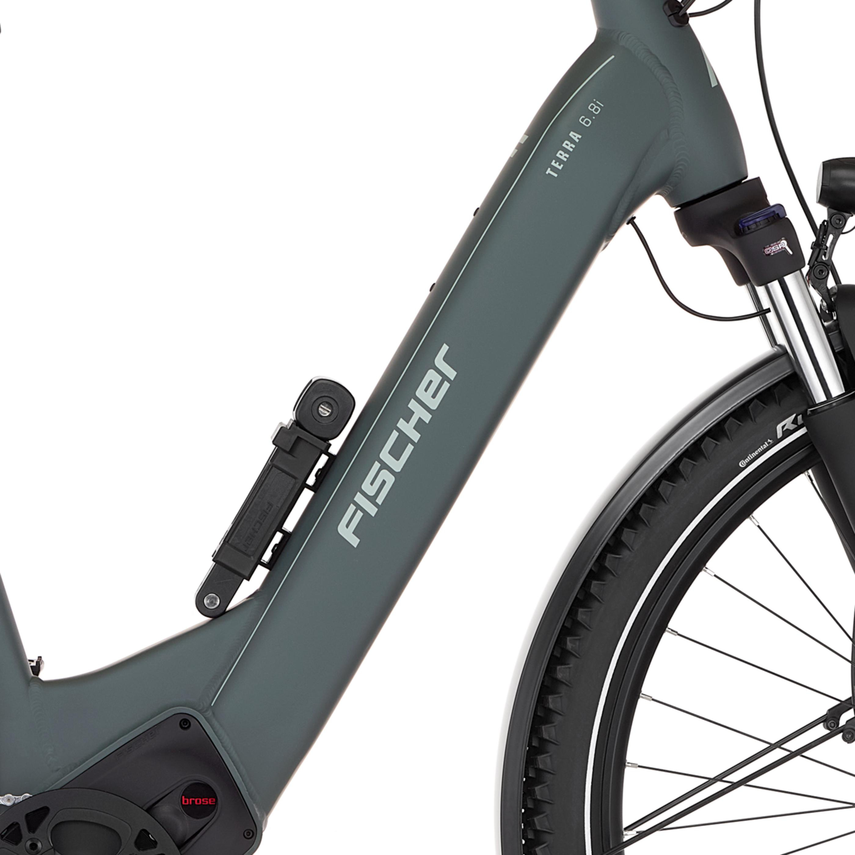 Graues Fahrrad mit "FISCHER"-Schriftzug, Brose-Motor, Federgabel und Reifen.