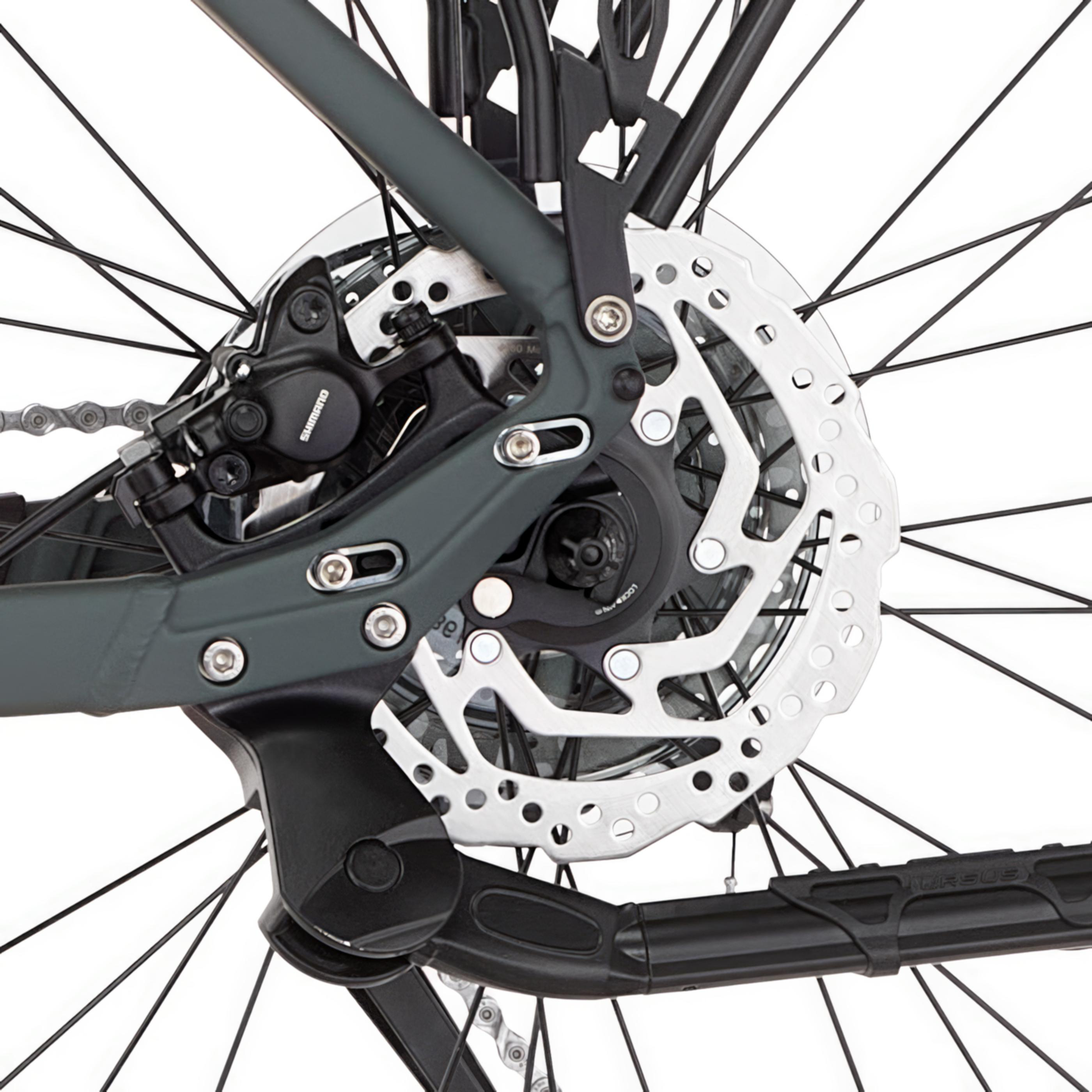 Nahaufnahme der Fahrradkette, des Bremsscheibenrotors und der Bremse.