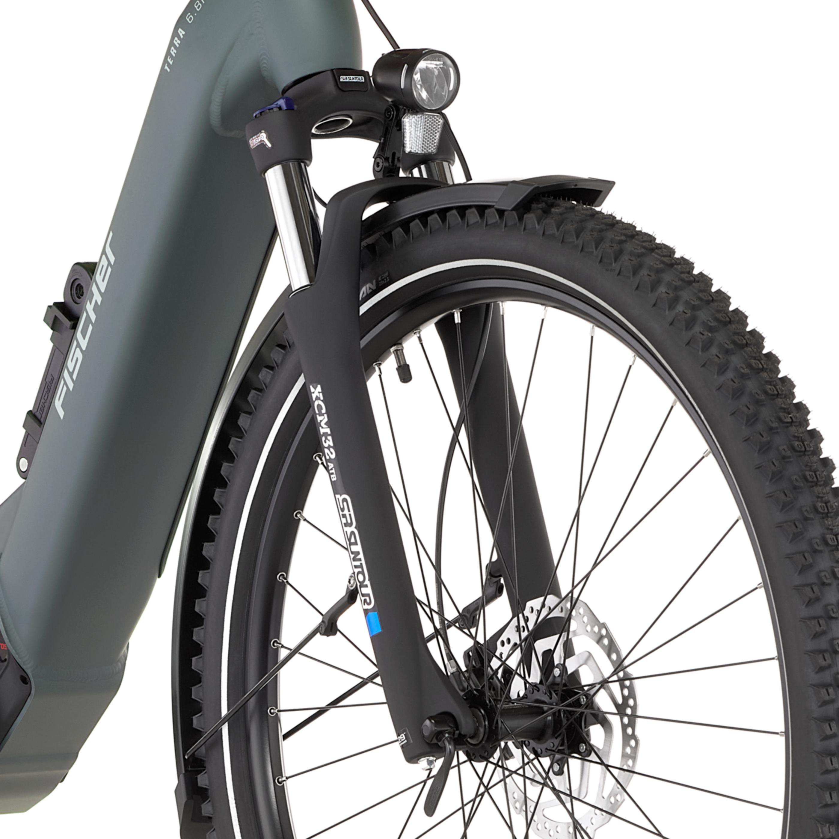 Vorderansicht eines grauen Fischer Terra 6.8 E-Bikes mit Federgabel und Scheinwerfer.