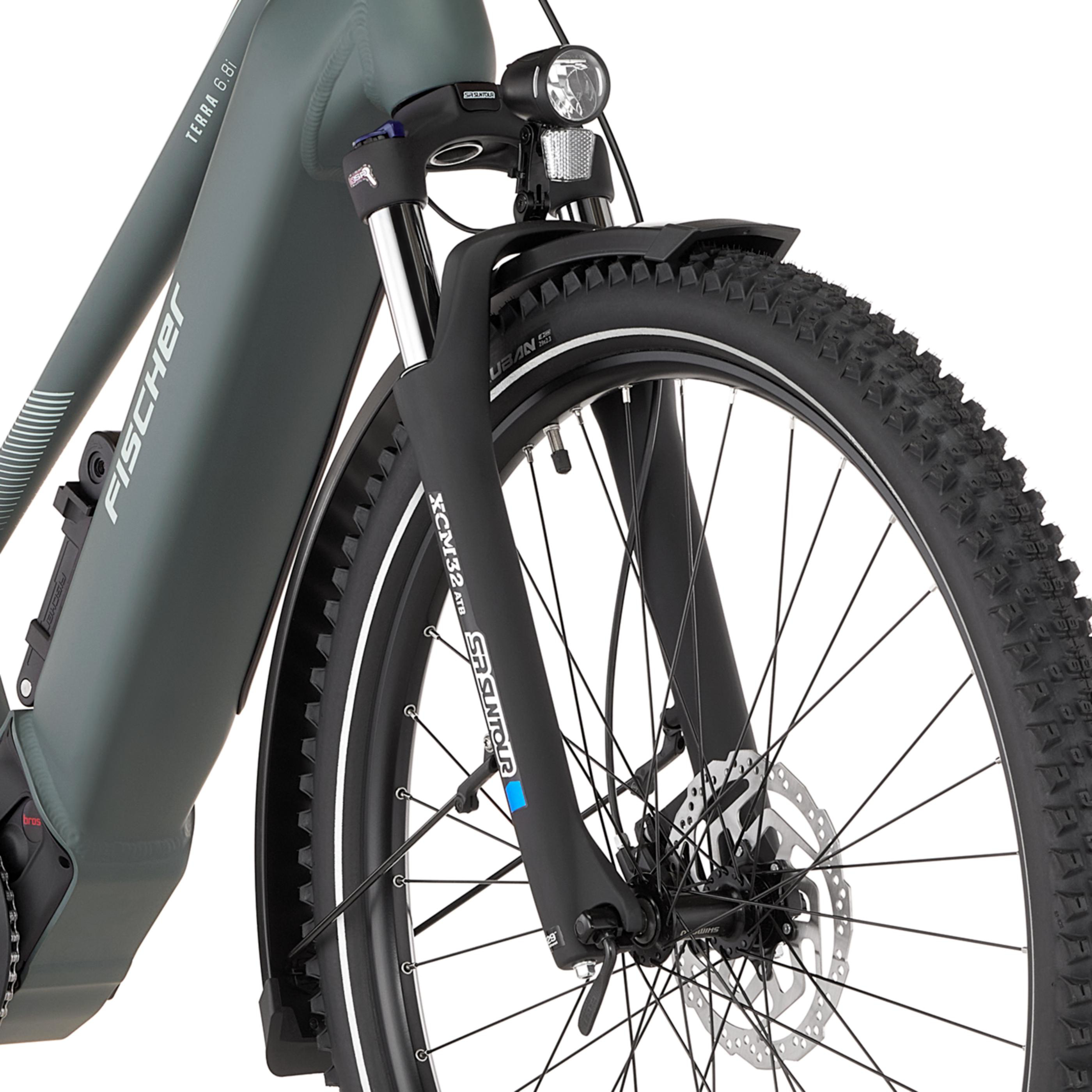 Graues E-Bike mit schwarzem Vorderrad, Federgabel und Scheinwerfer.