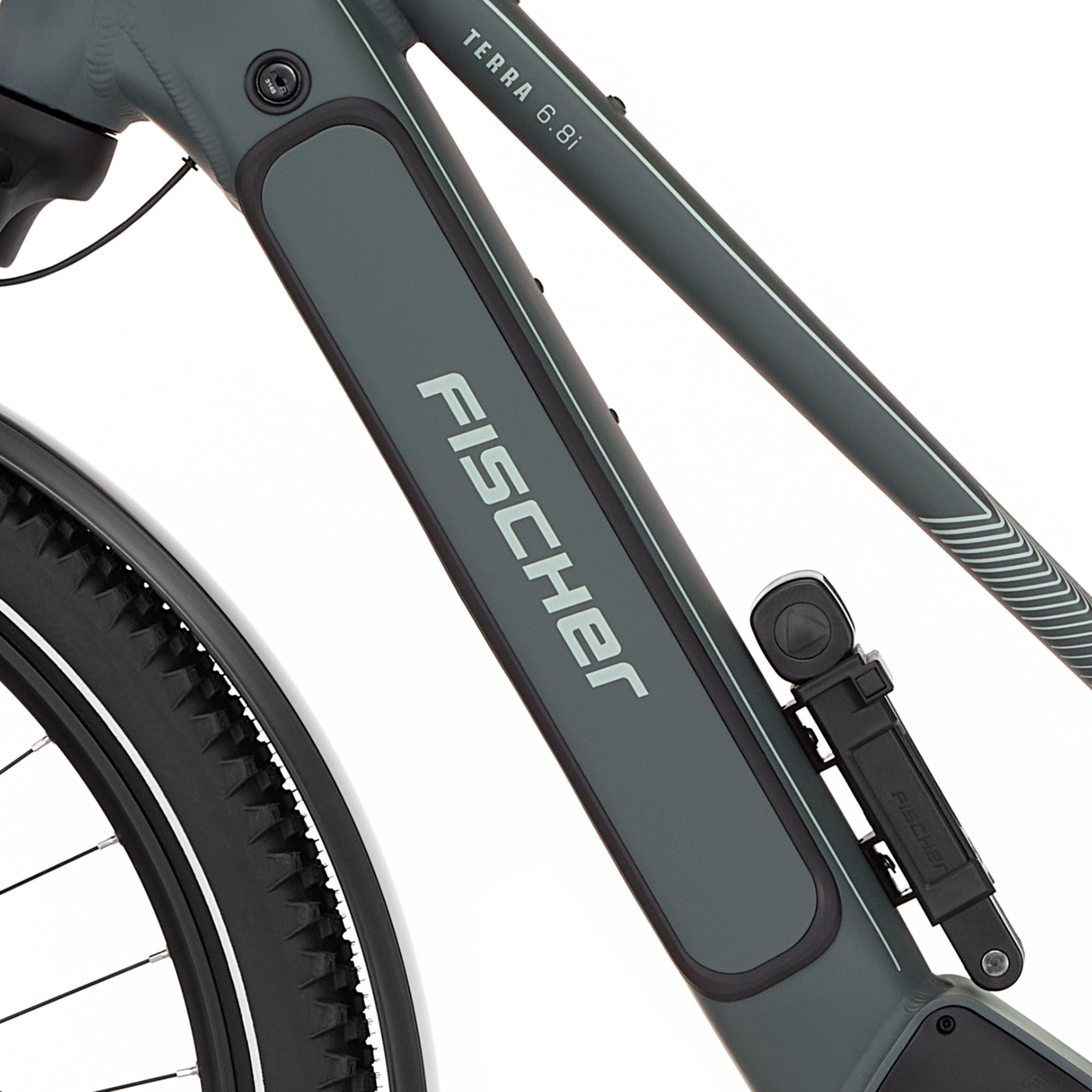 Draufsicht auf ein graues Fahrrad mit FISCHER-Logo und TERRA 6.8i Aufschrift.