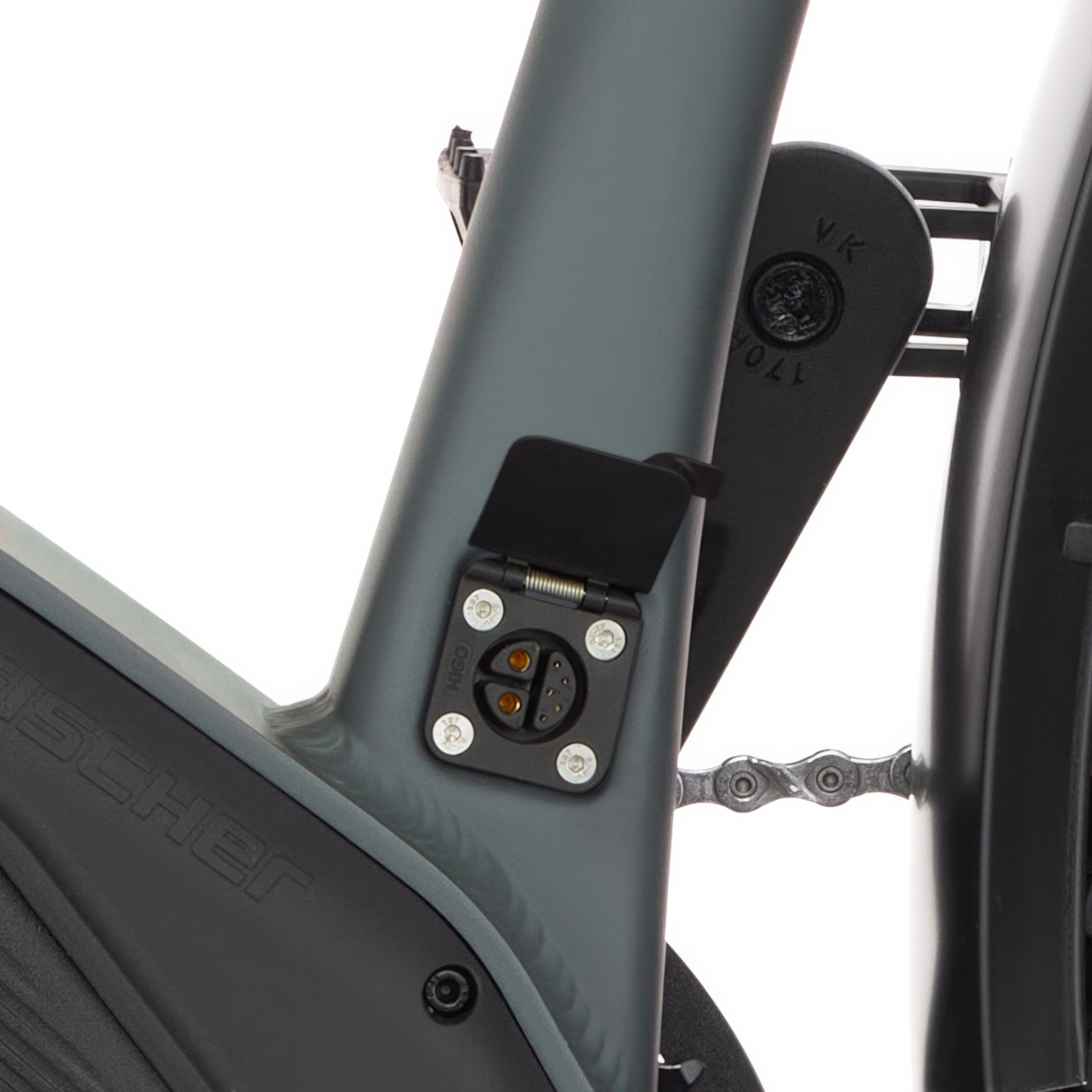 Graues Fahrrad mit Ladeanschluss und Kette.