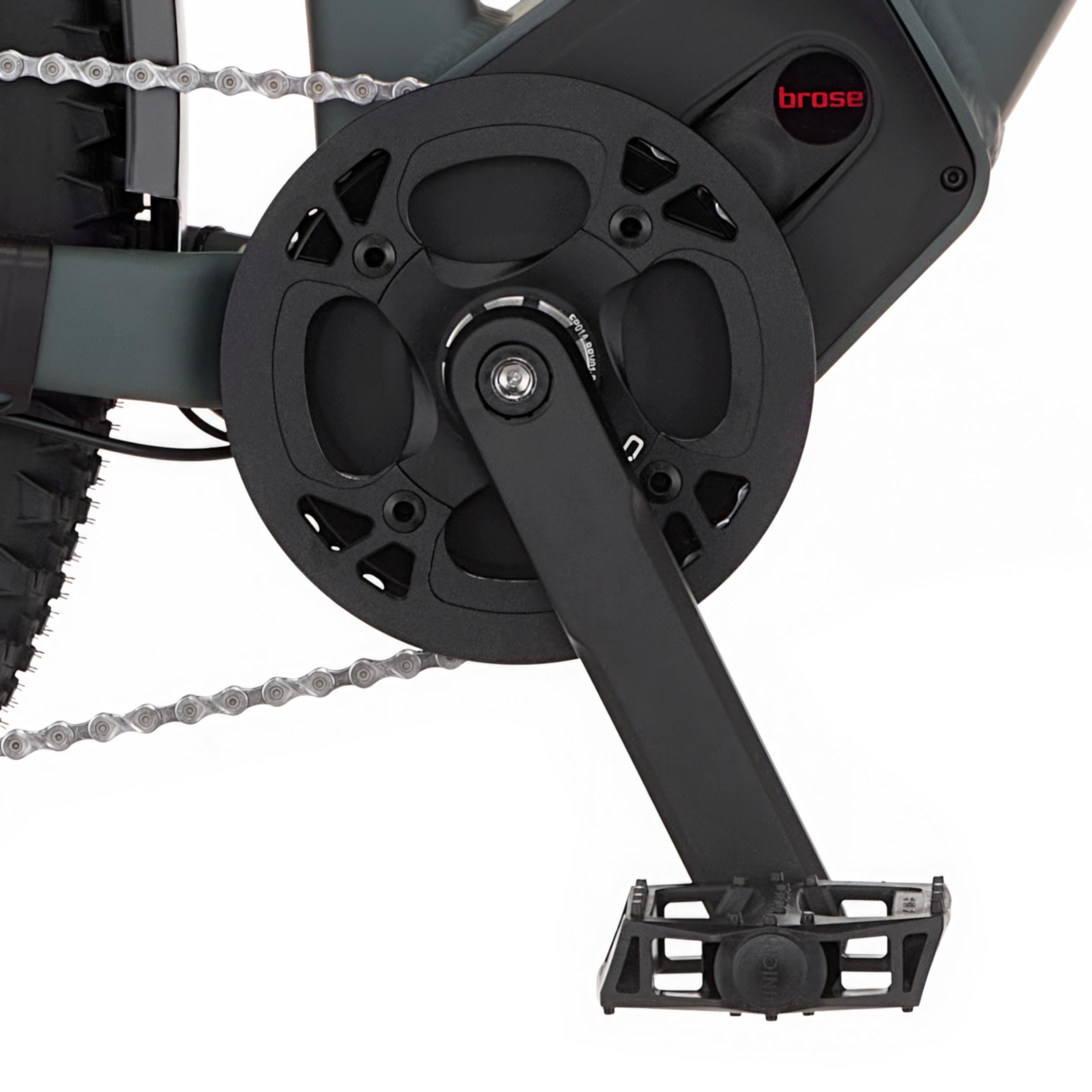 Nahaufnahme der Kurbelgarnitur, Kette und Pedale eines E-Bikes. Schwarze Teile mit 'brose'-Logo.