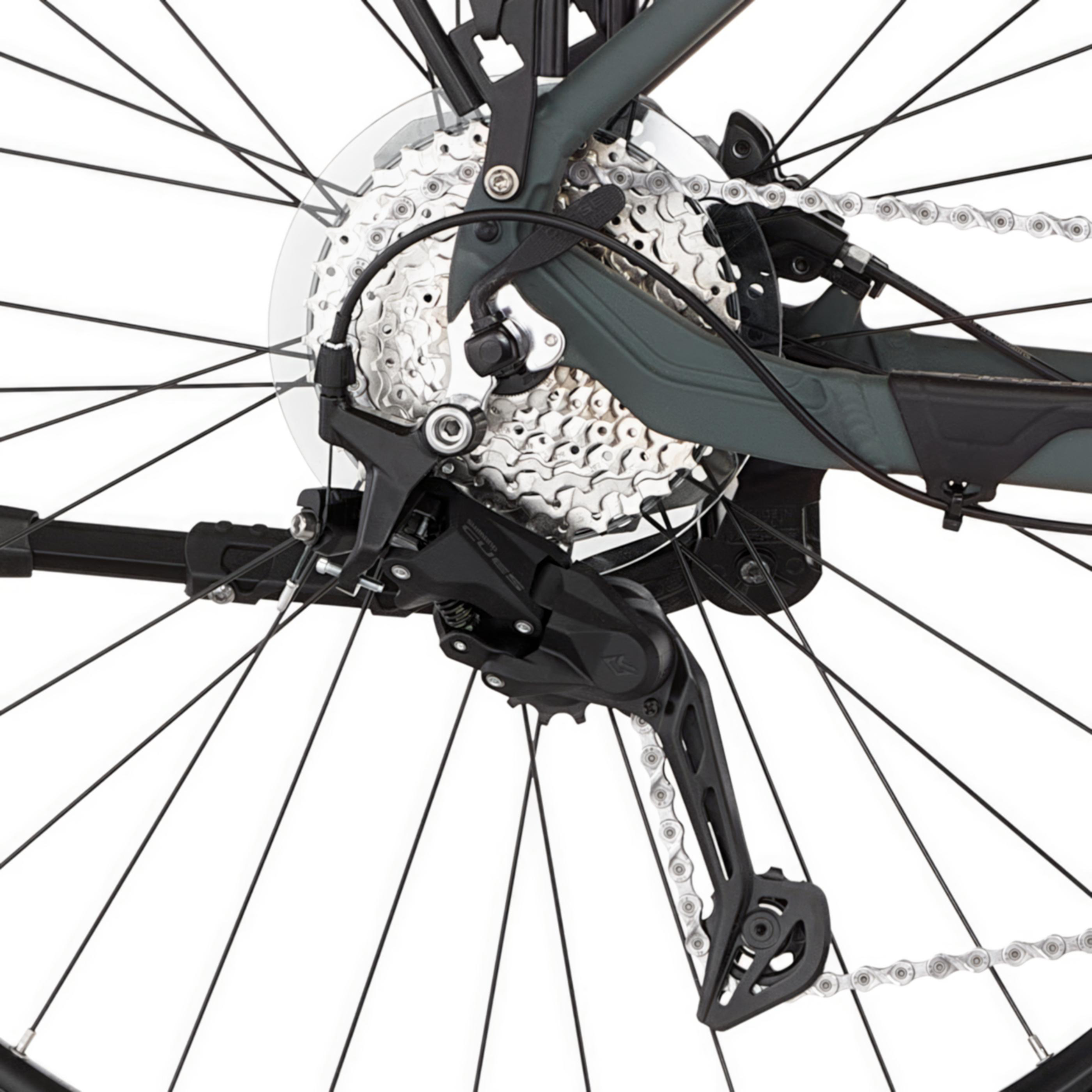 Nahaufnahme des Fahrrad-Schaltwerks und der Kassette mit Speichen.