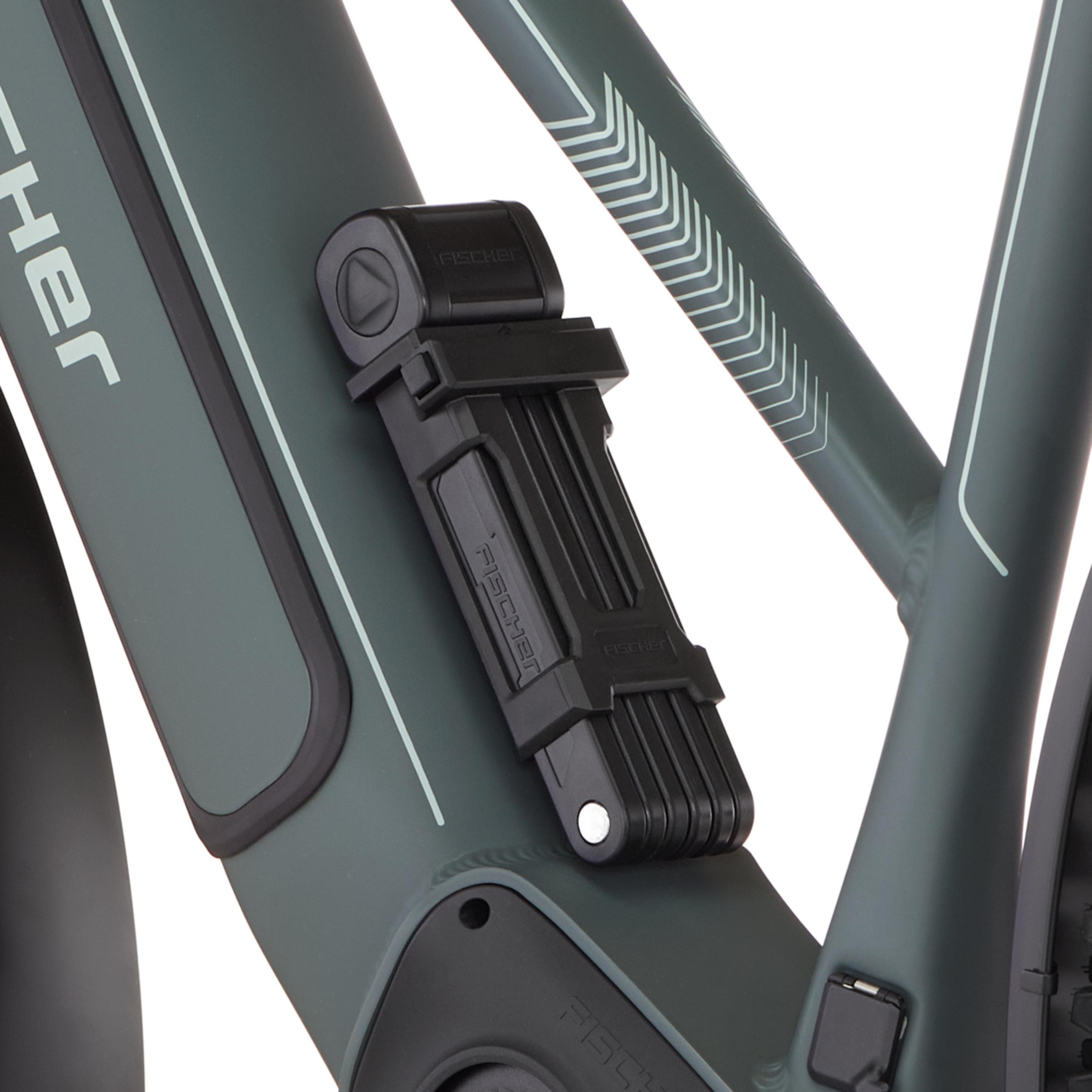 Ein schwarzes Faltschloss ist am grünen Rahmen eines E-Bikes befestigt.