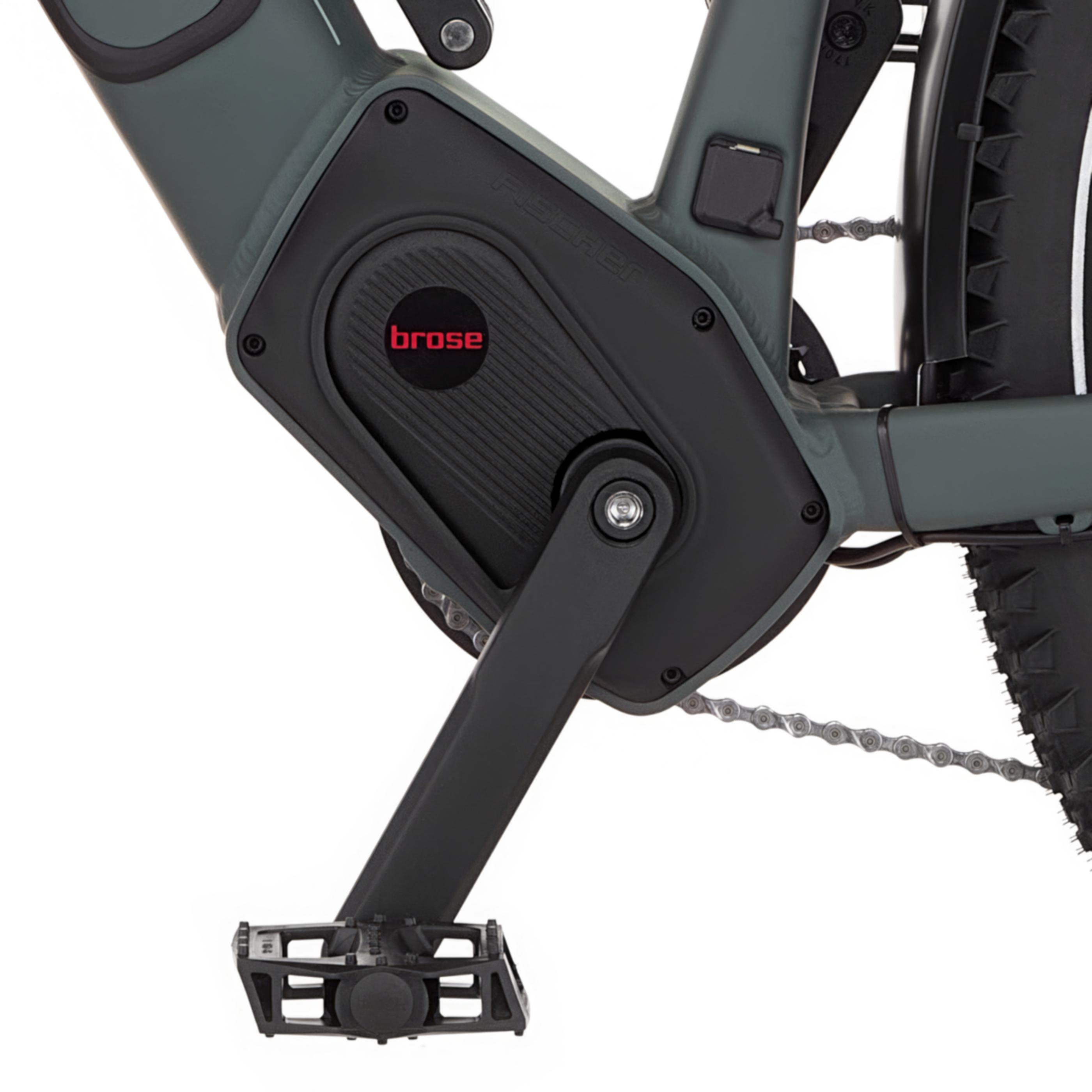 Nahaufnahme des E-Bike-Tretlagers mit Kette und Reifen.