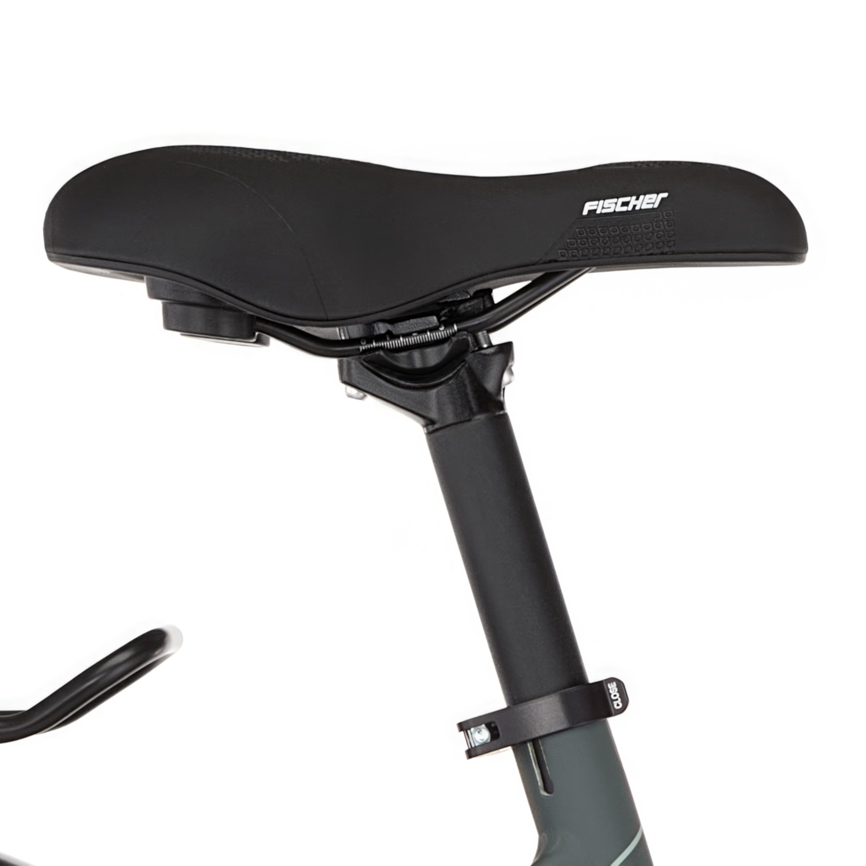 Schwarzer Fahrradsattel mit FISCHER-Logo und einer Klemme am Sattelrohr.