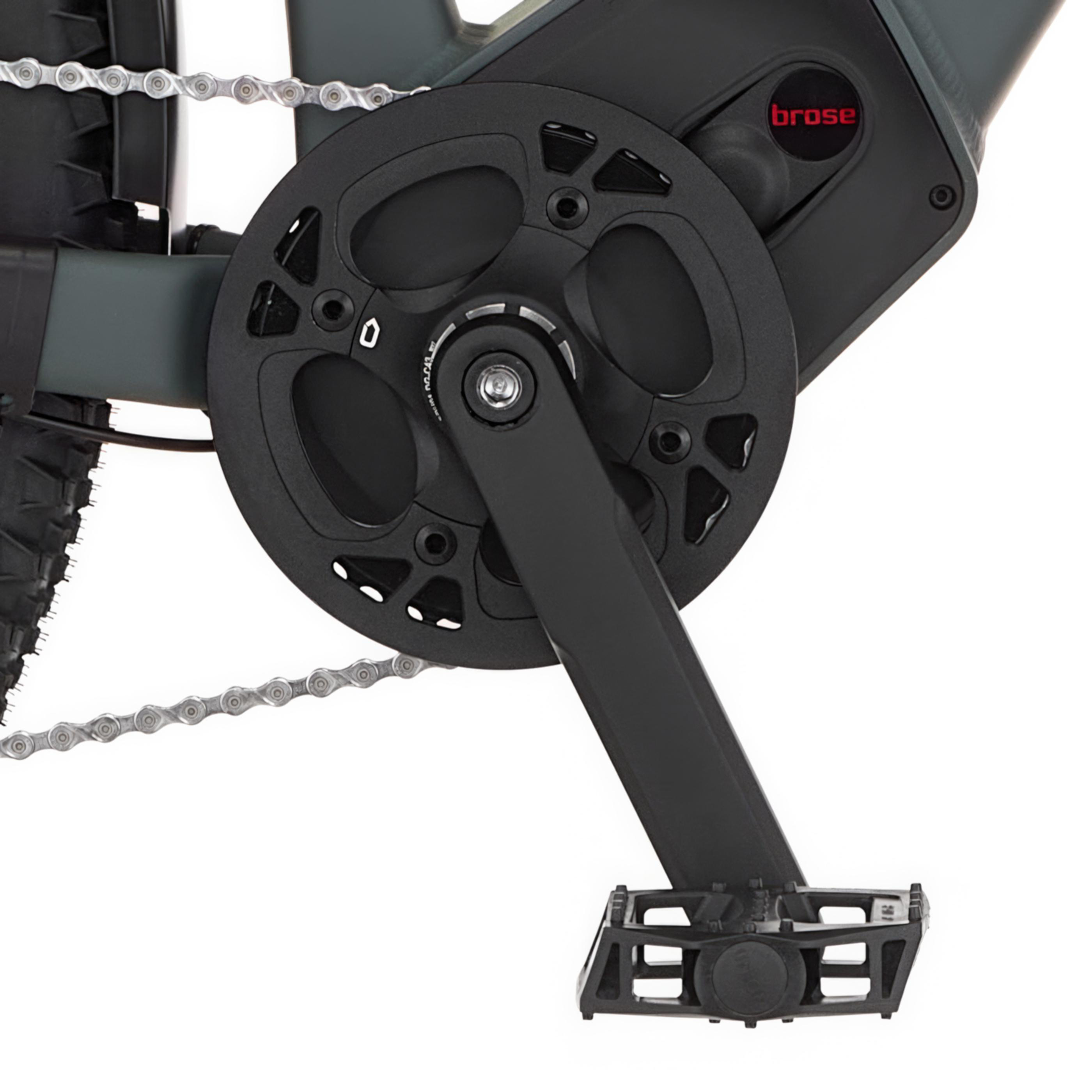 Nahaufnahme der Kurbelgarnitur und Kette eines E-Bikes. Schwarze Pedale und Kettenblatt mit Brose-Logo.