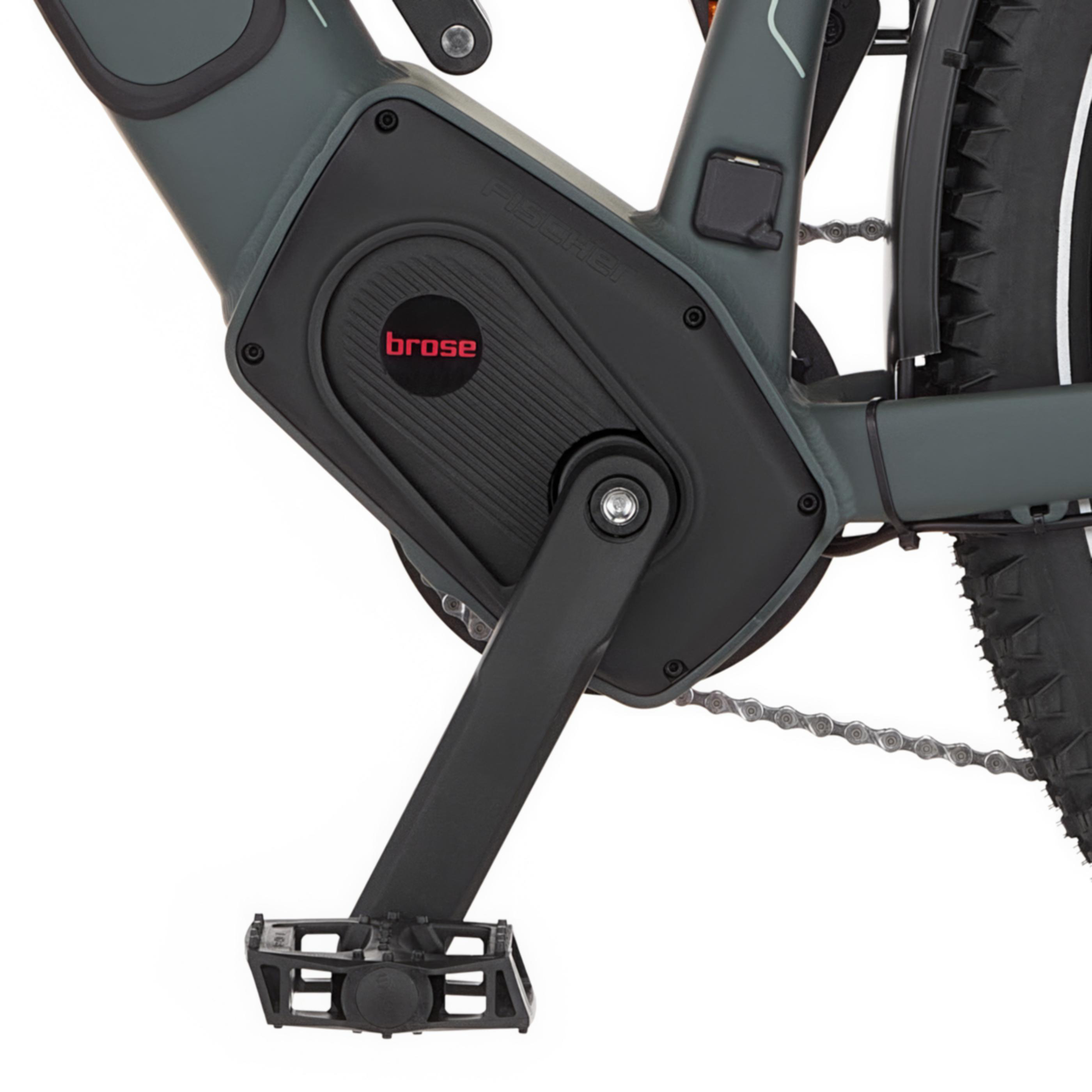 Detailaufnahme einer E-Bike-Tretkurbel mit Brose-Motor und Kette.