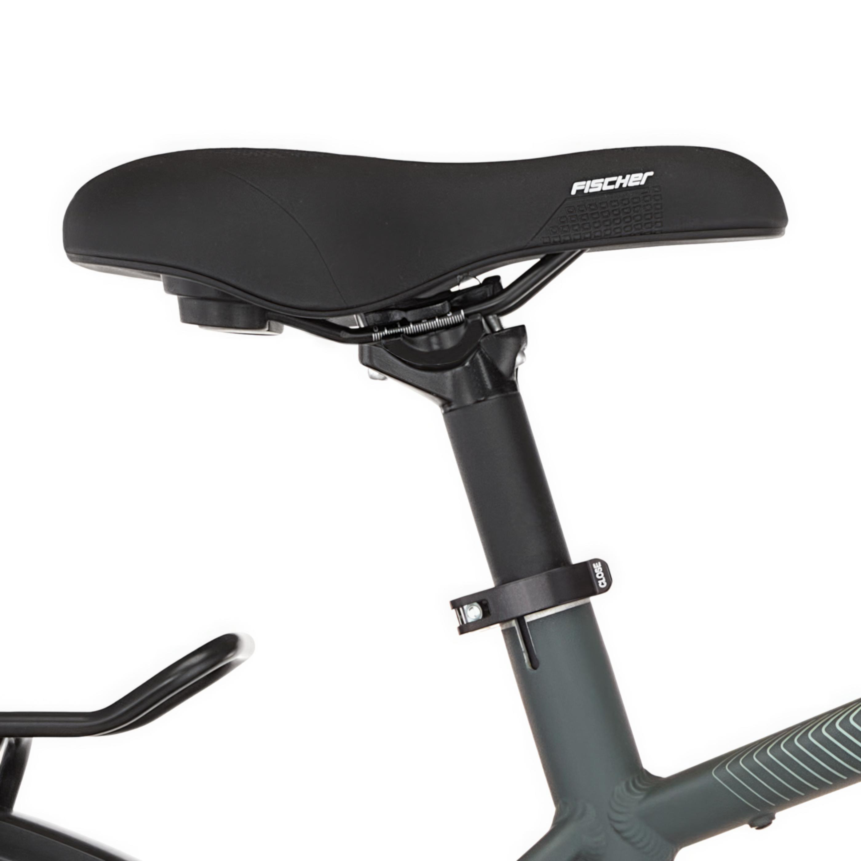 Schwarzer Fahrradsattel mit FISCHER-Logo auf dunklem Rahmenteil.