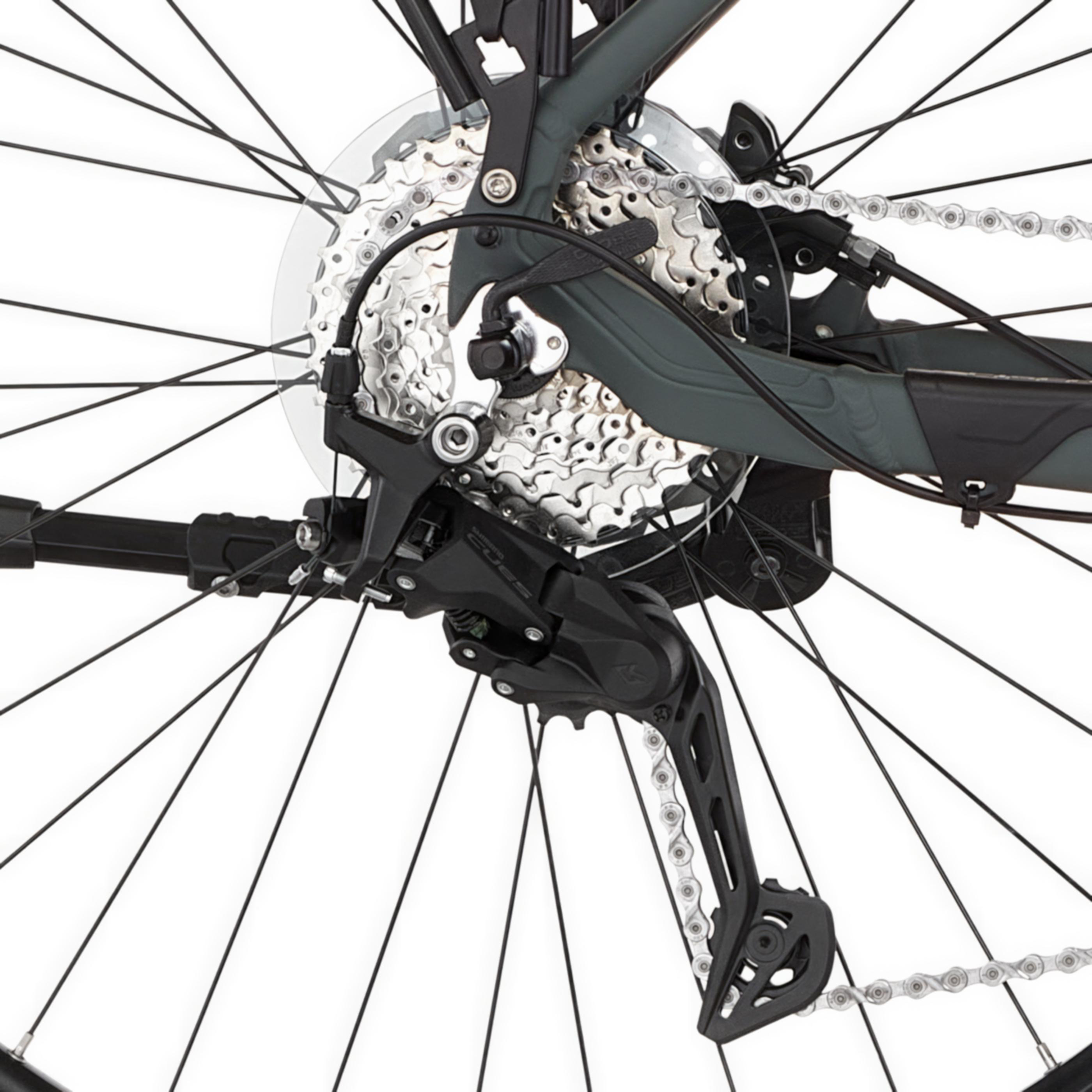 Nahaufnahme der Fahrradschaltung mit Kassette und Kette auf weißem Hintergrund.