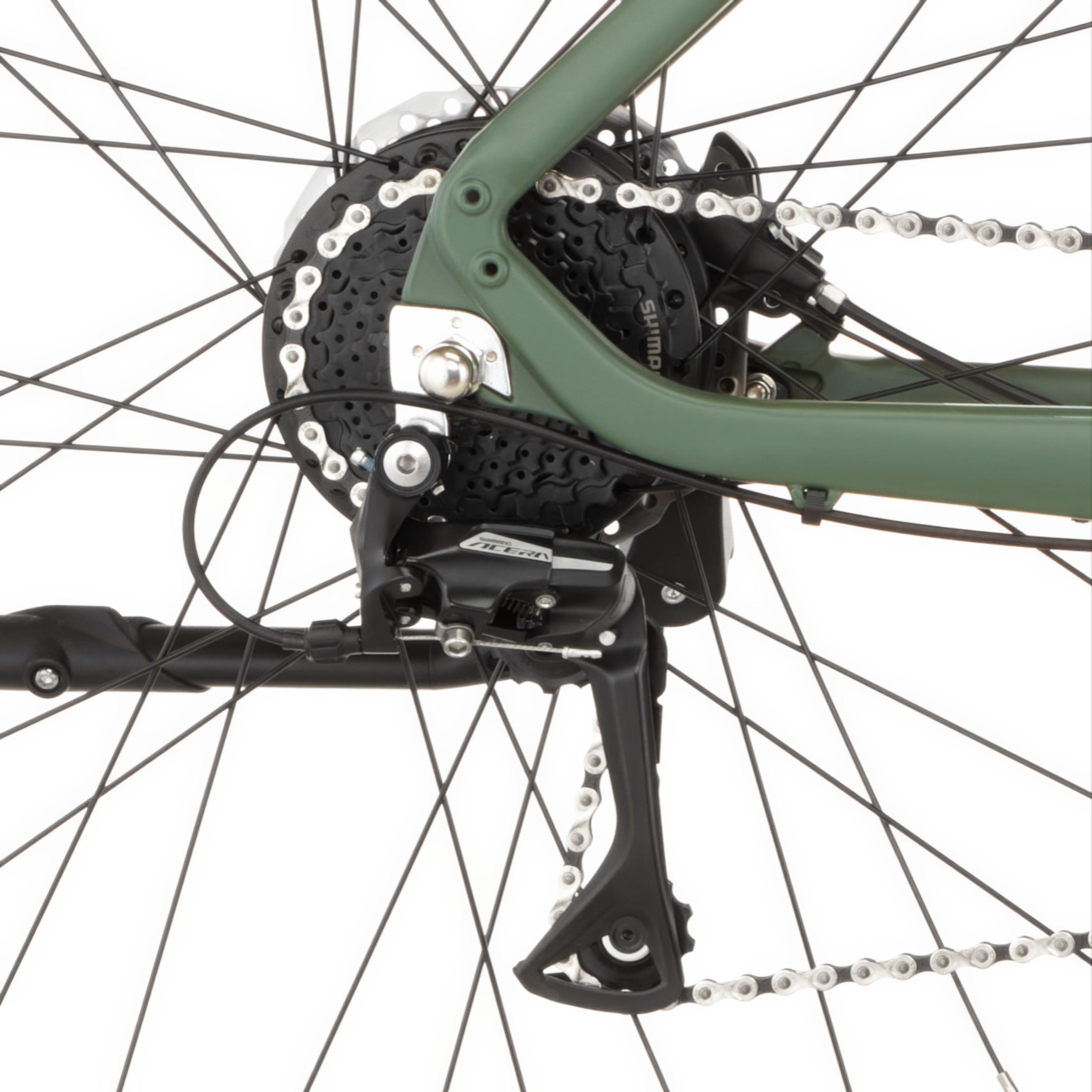 Nahaufnahme der Fahrradschaltung mit Kette, Kassette und Speichen.