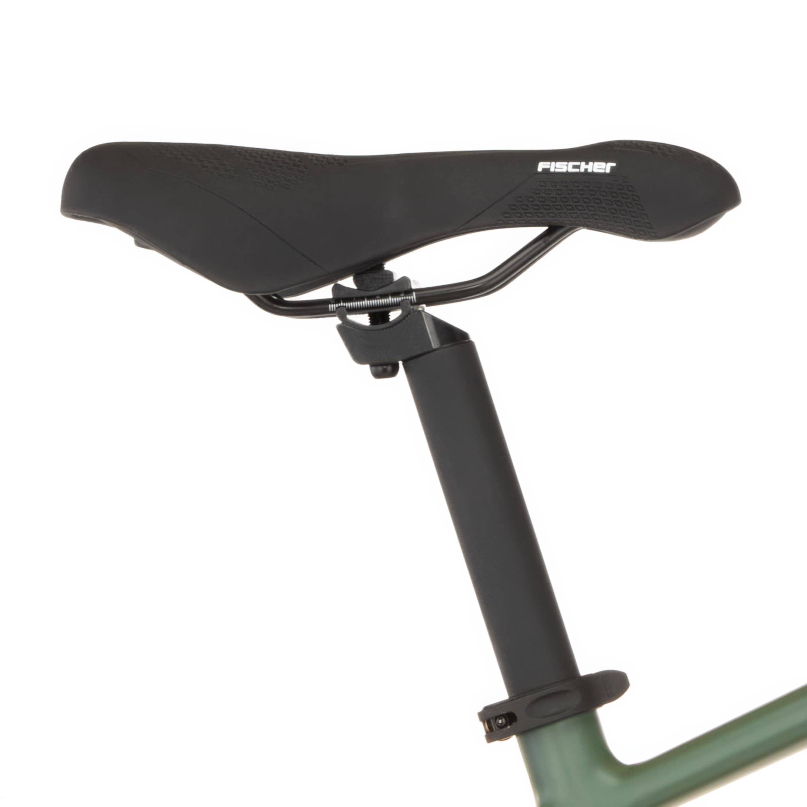 Ein schwarzer Fahrradsattel mit FISCHER-Logo auf einem schwarzen Sattelrohr.