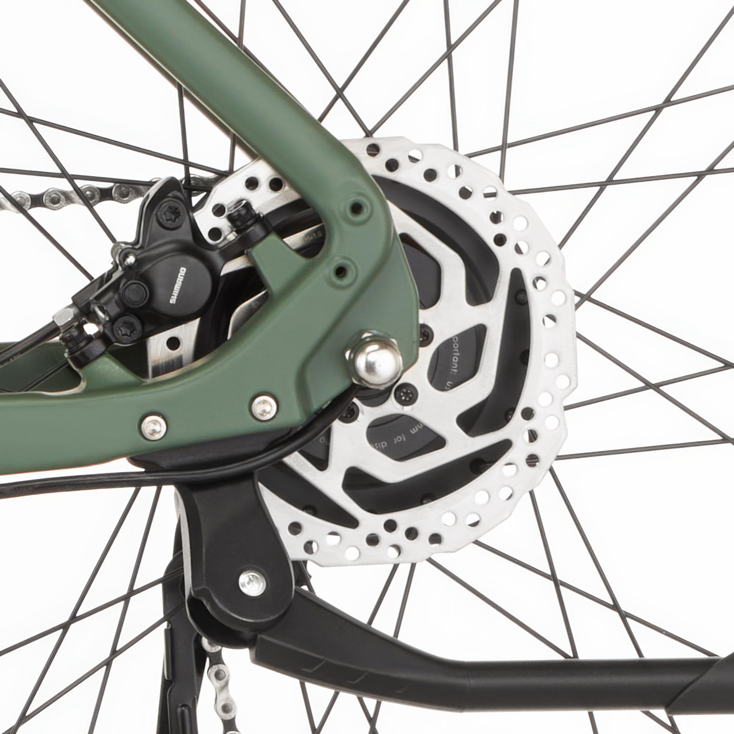 Naheaufnahme des Fahrrad-Disc-Brake-Systems mit Speichen und Kette.