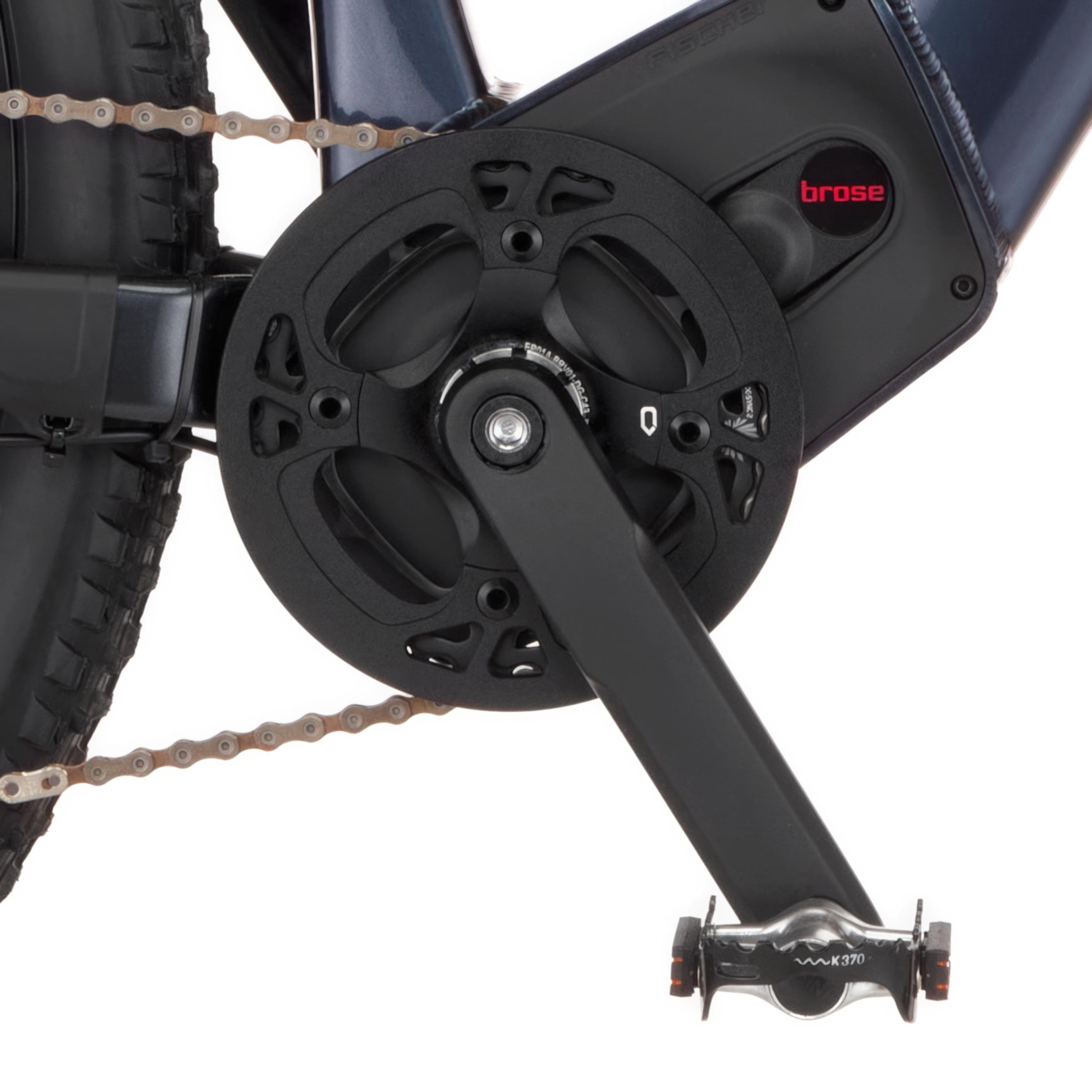Nahaufnahme einer Fahrradkette, eines Kettenblatts und eines Pedals mit Brose-Logo.