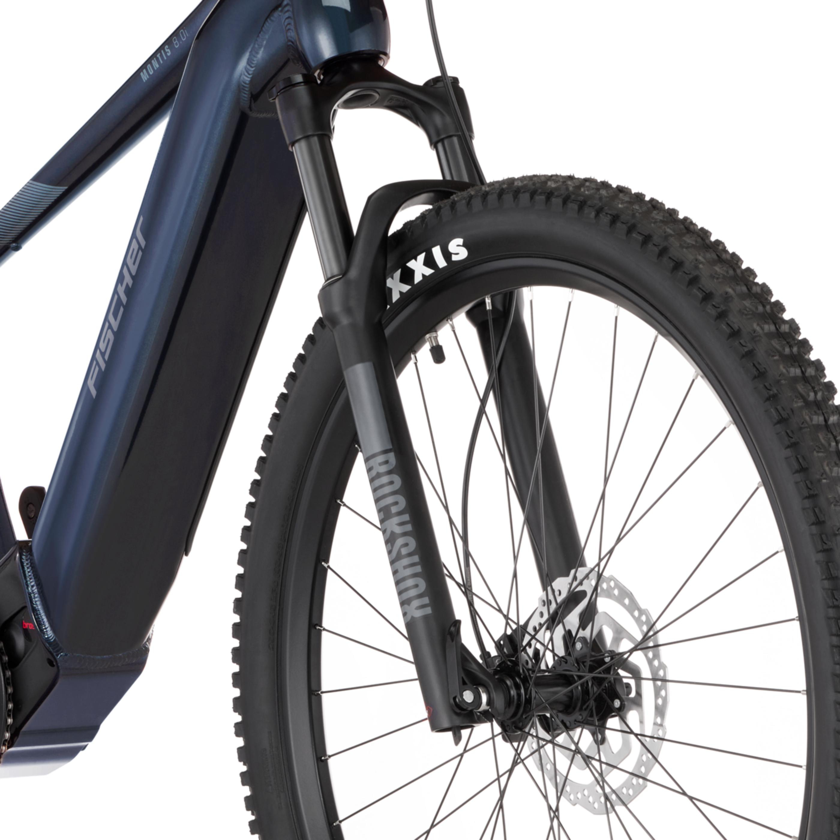 Dunkelblaues E-Bike mit Rock Shox Federung und Maxxis Reifen.