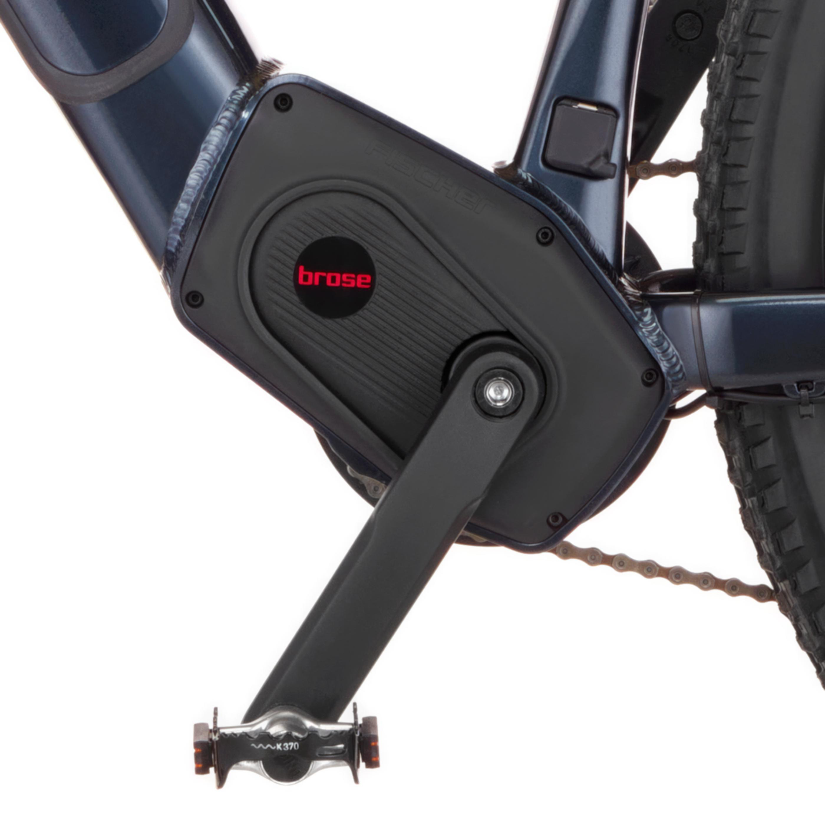 Nahaufnahme des dunkelblauen E-Bike-Rahmens mit Brose-Motor und Kurbel.
