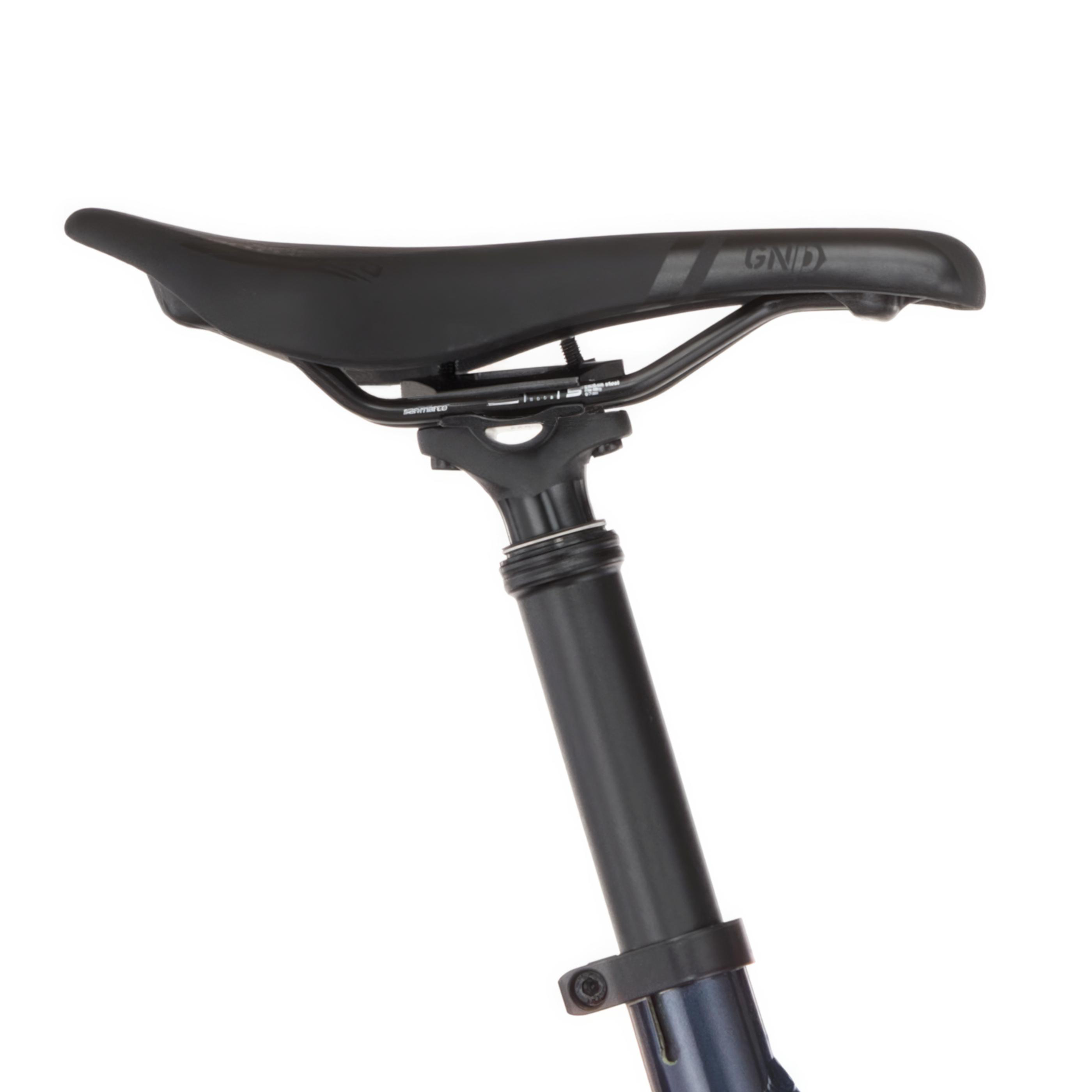 Schwarzer Fahrradsattel und Sattelstütze mit GND-Logo. Weißer Hintergrund.