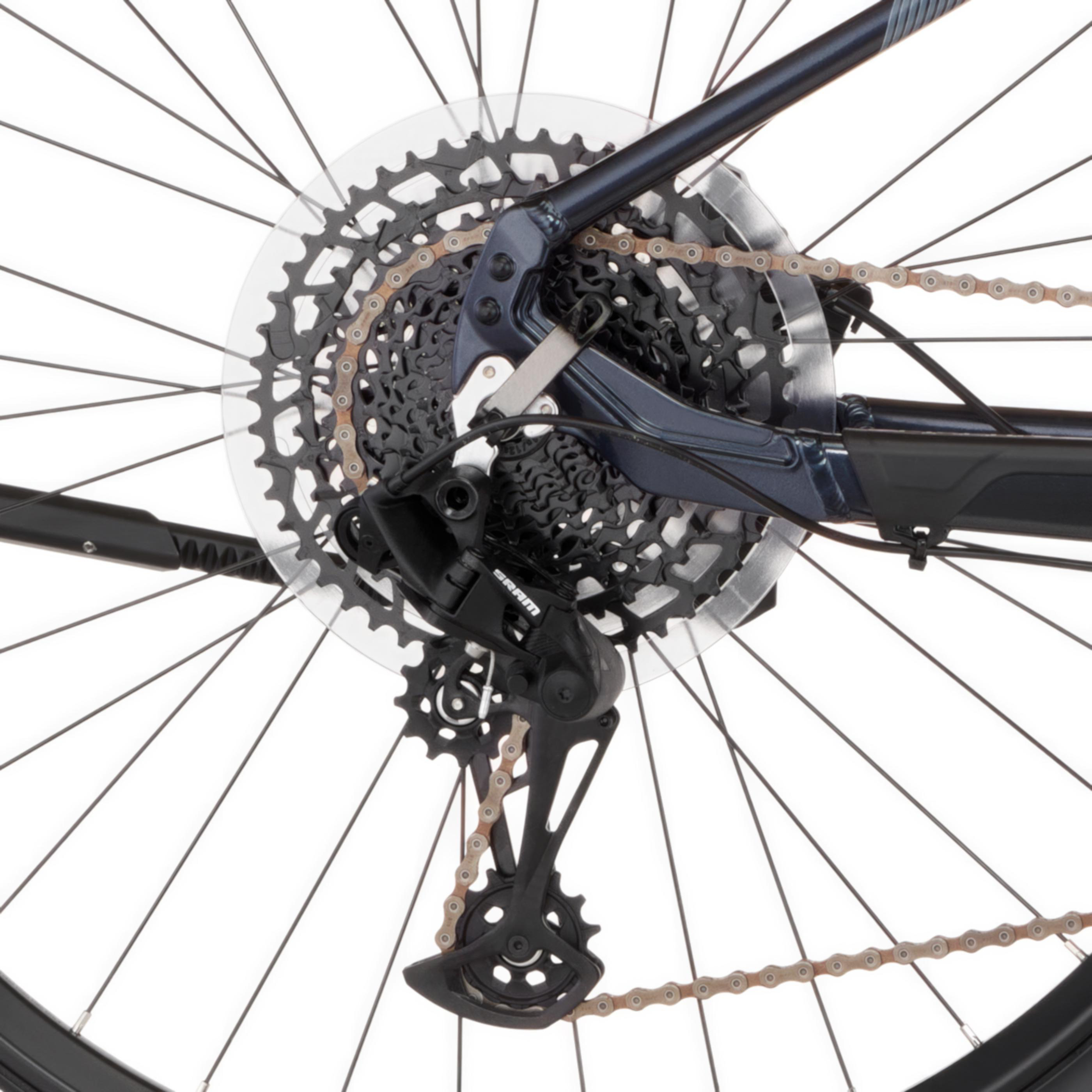 Nahaufnahme einer Fahrradkassette mit Kette und Schaltwerk auf weißem Hintergrund.