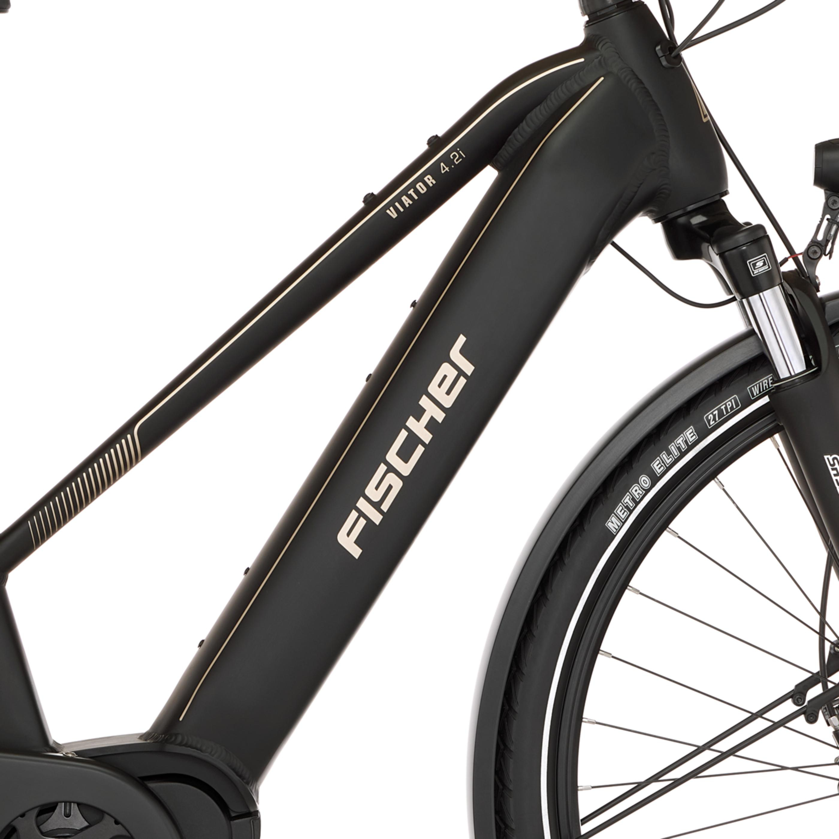 Schwarzes Fahrrad mit goldenen Akzenten und FISCHER-Logo.