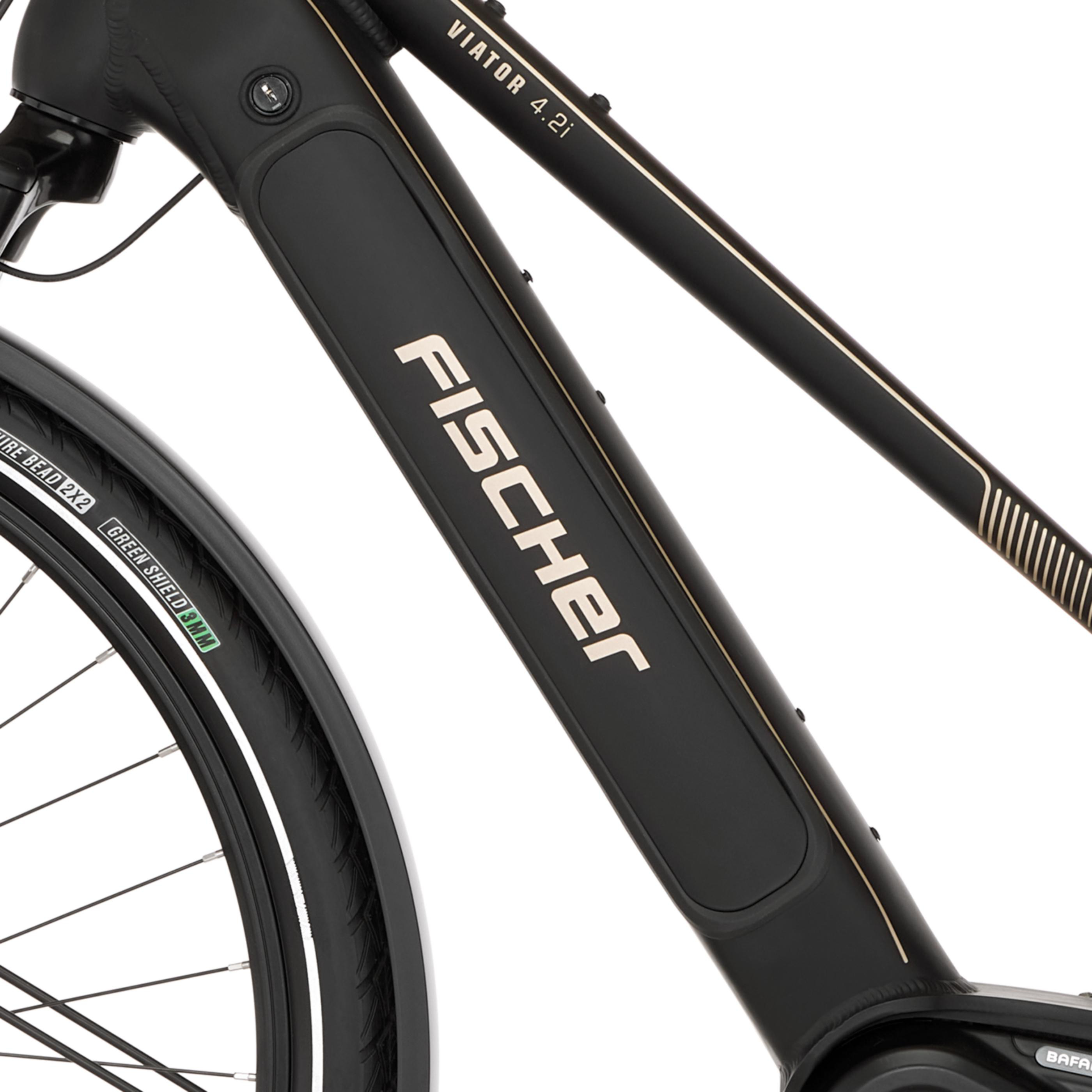 Schwarzes Fahrrad mit goldener Schrift 'FISCHER' und 'VIATOR 4.2i'.