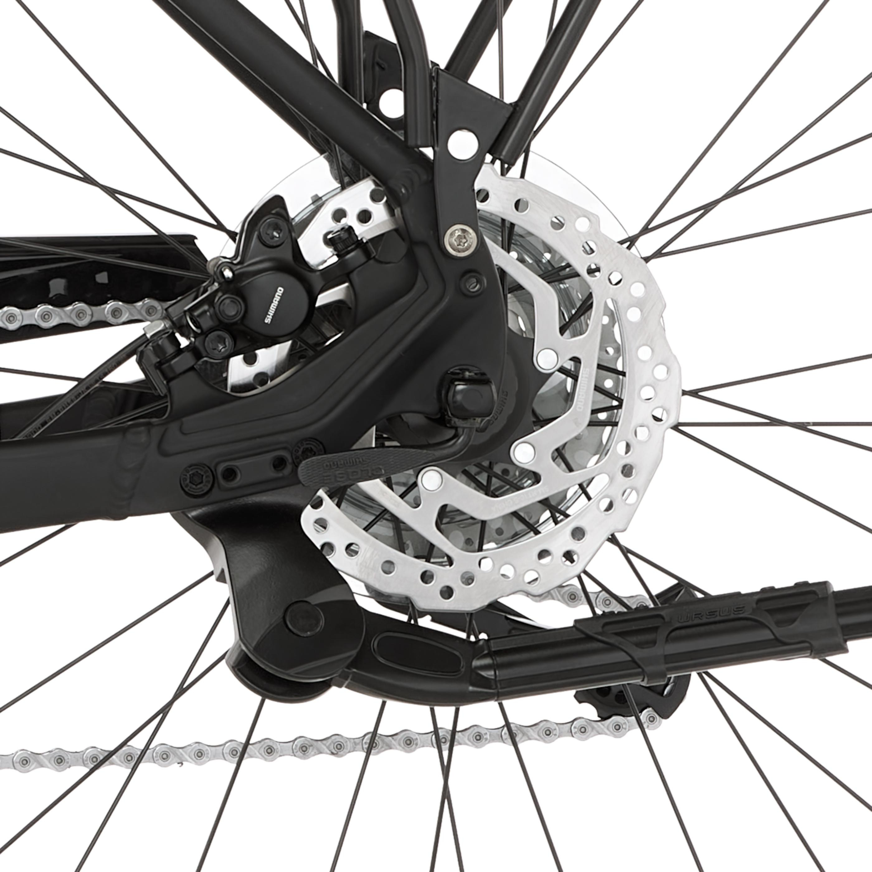 Nahaufnahme der Fahrradkette, Bremsscheibe und Speichen auf weißem Hintergrund.