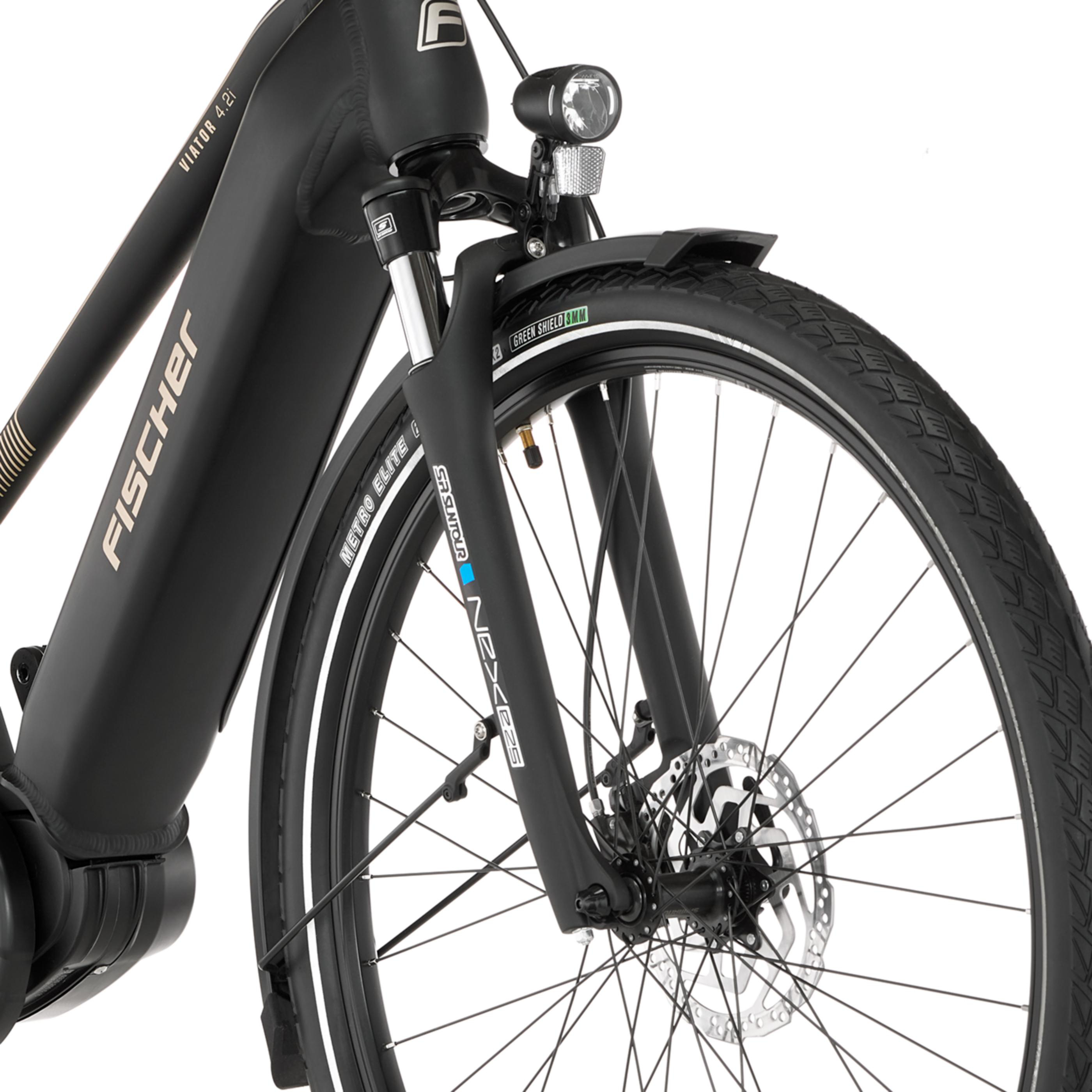 Schwarzes E-Bike mit Vordergabel, Lampe, Schutzblech und Rad. FISCHER Schriftzug.