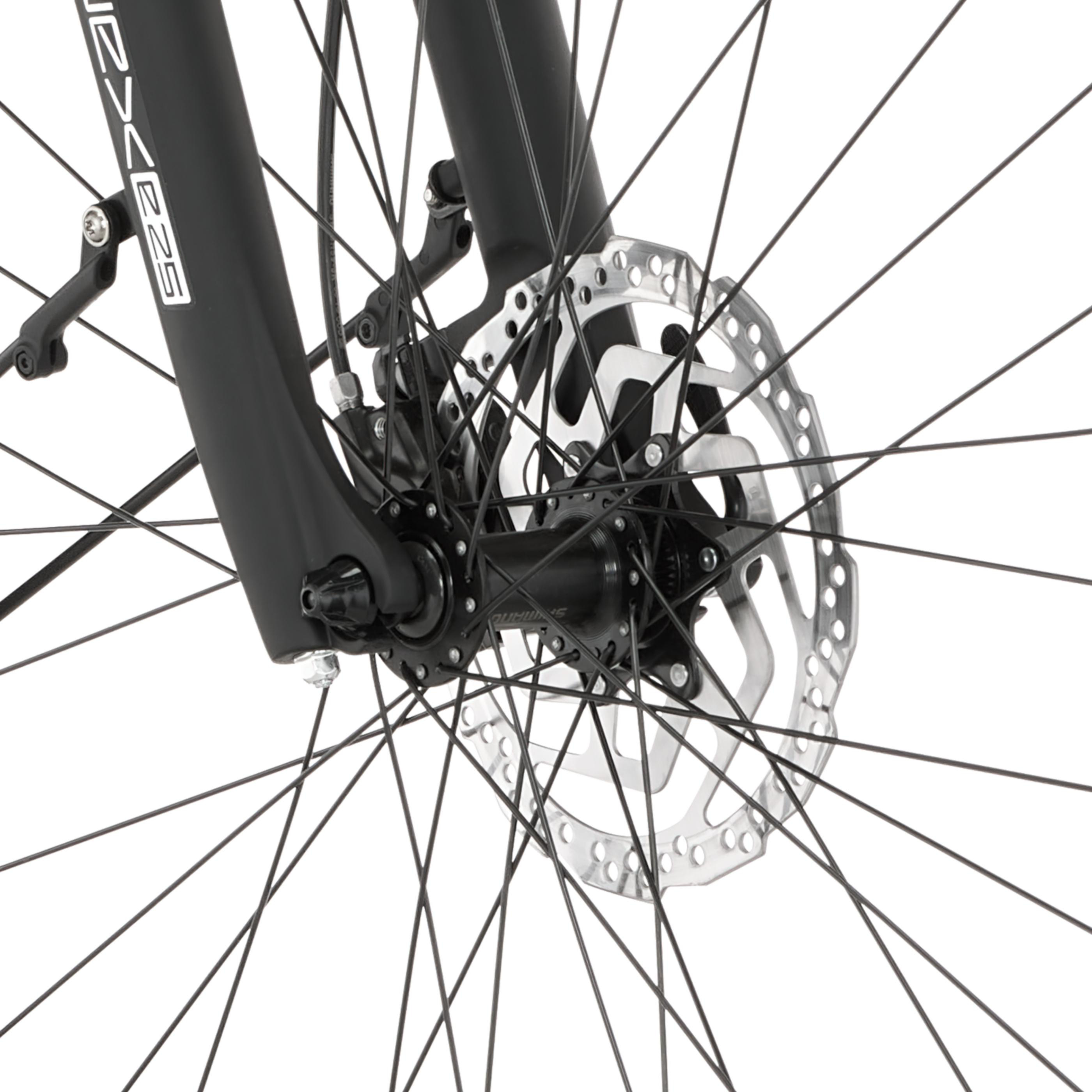 Nahaufnahme des Fahrrad-Scheibenbremssystems mit Speichen und Gabel.