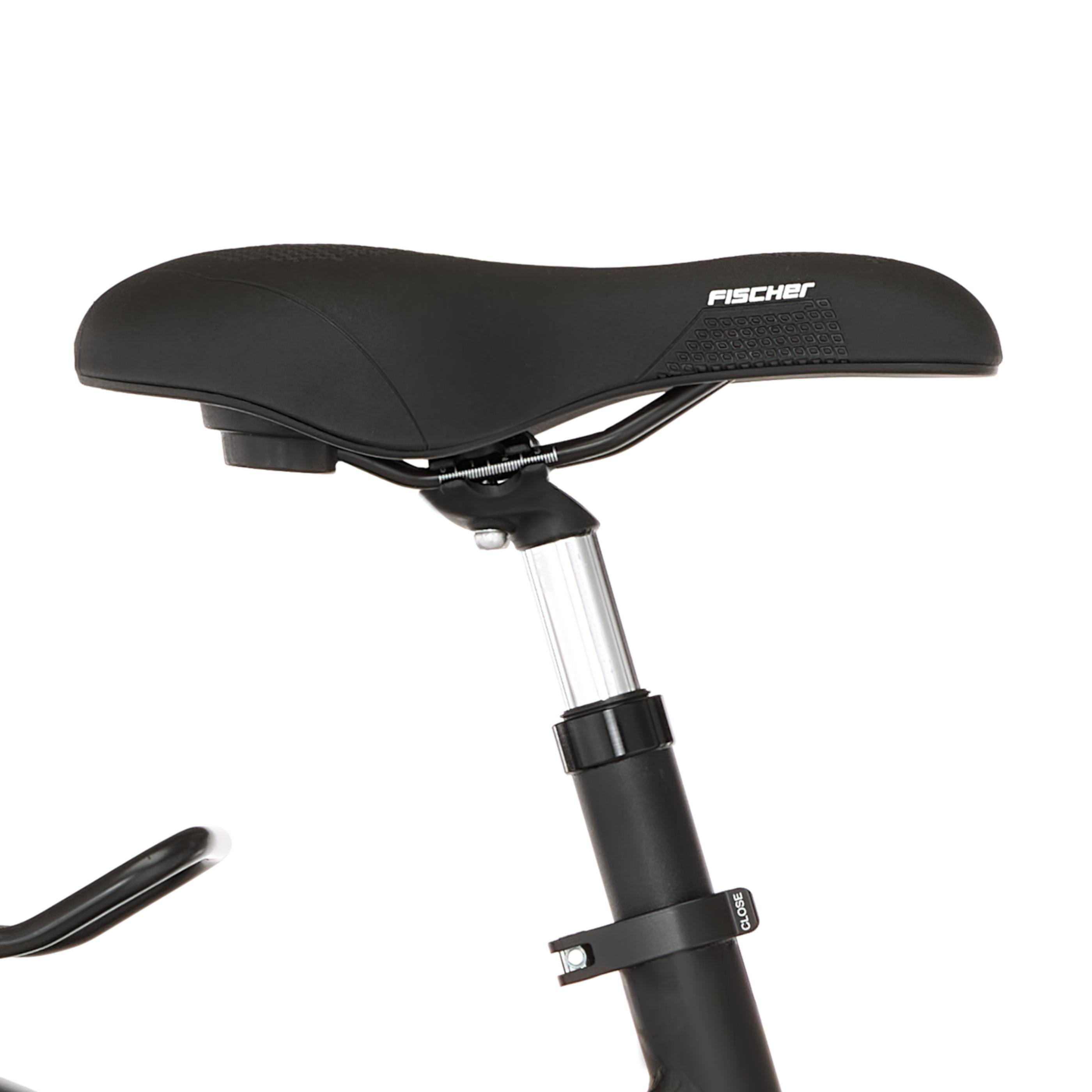 Ein schwarzer Fahrradsattel mit Silberschienen und einem schwarzen Sattelrohr. FISCHER steht drauf.
