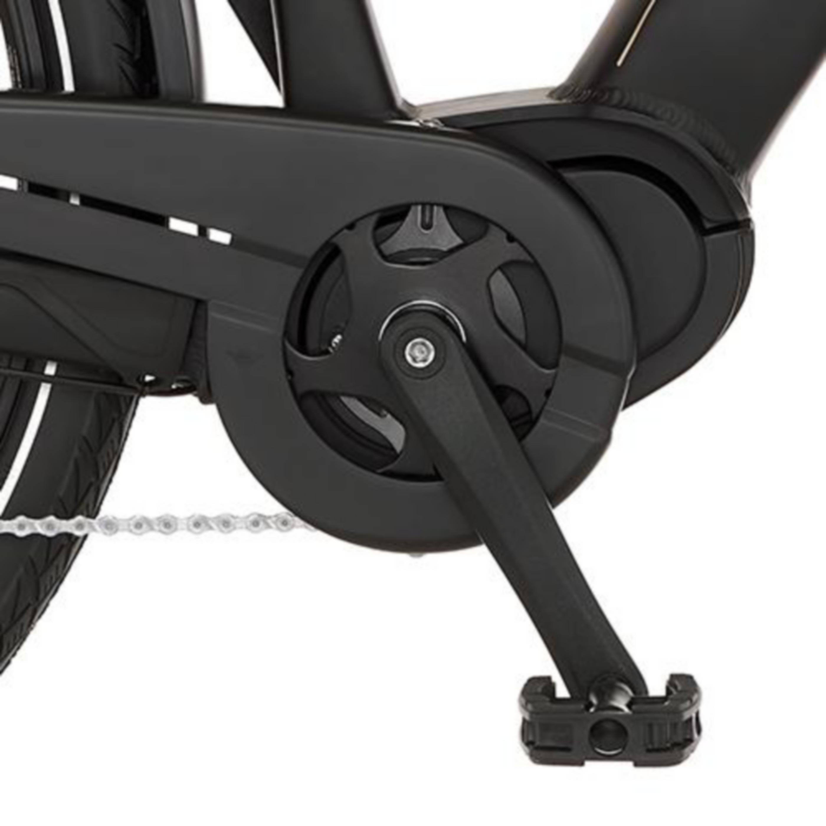 Nahaufnahme einer schwarzen Fahrradkurbelgarnitur, Kette und Pedale auf weißem Hintergrund.