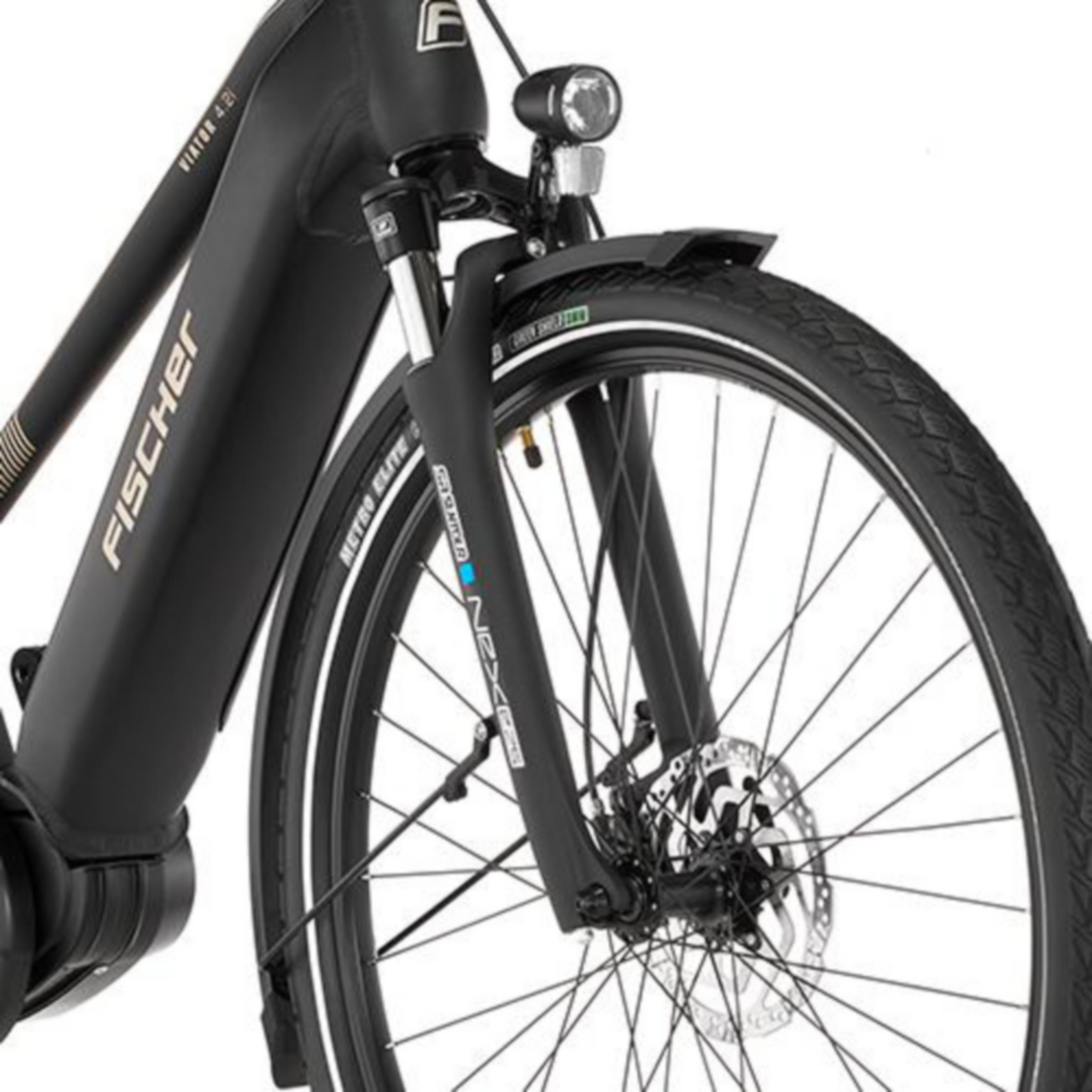 Nahaufnahme eines schwarzen Fischer E-Bikes mit Vorderreifen, Gabel und Licht.