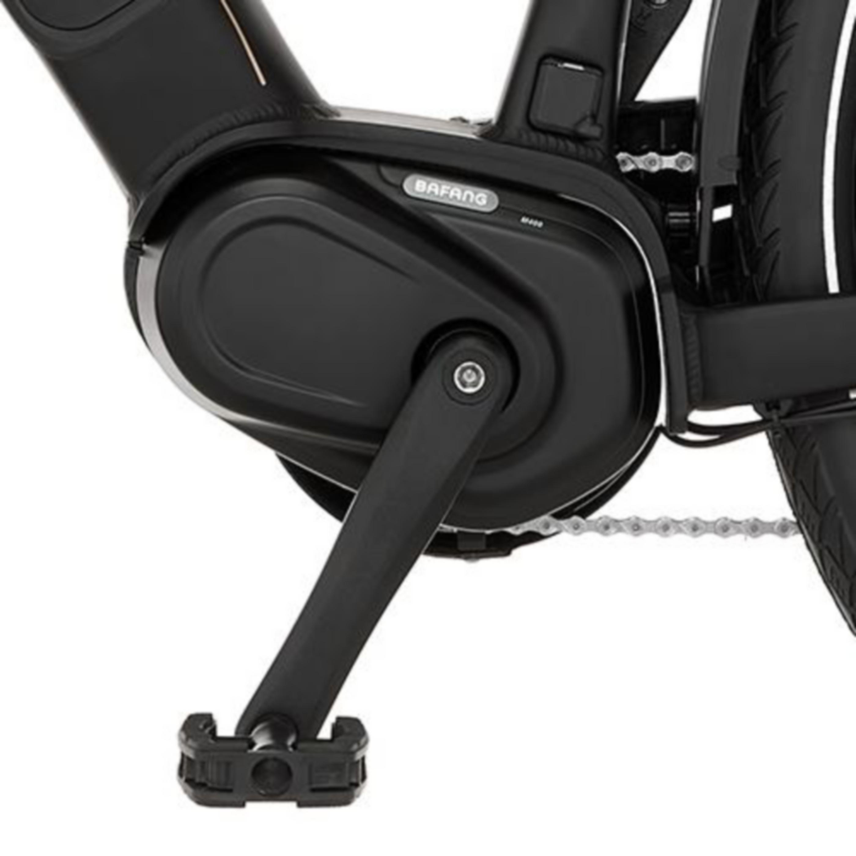 Nahaufnahme des schwarzen Fahrradpedals, der Kurbel und des Bafang-Motors.