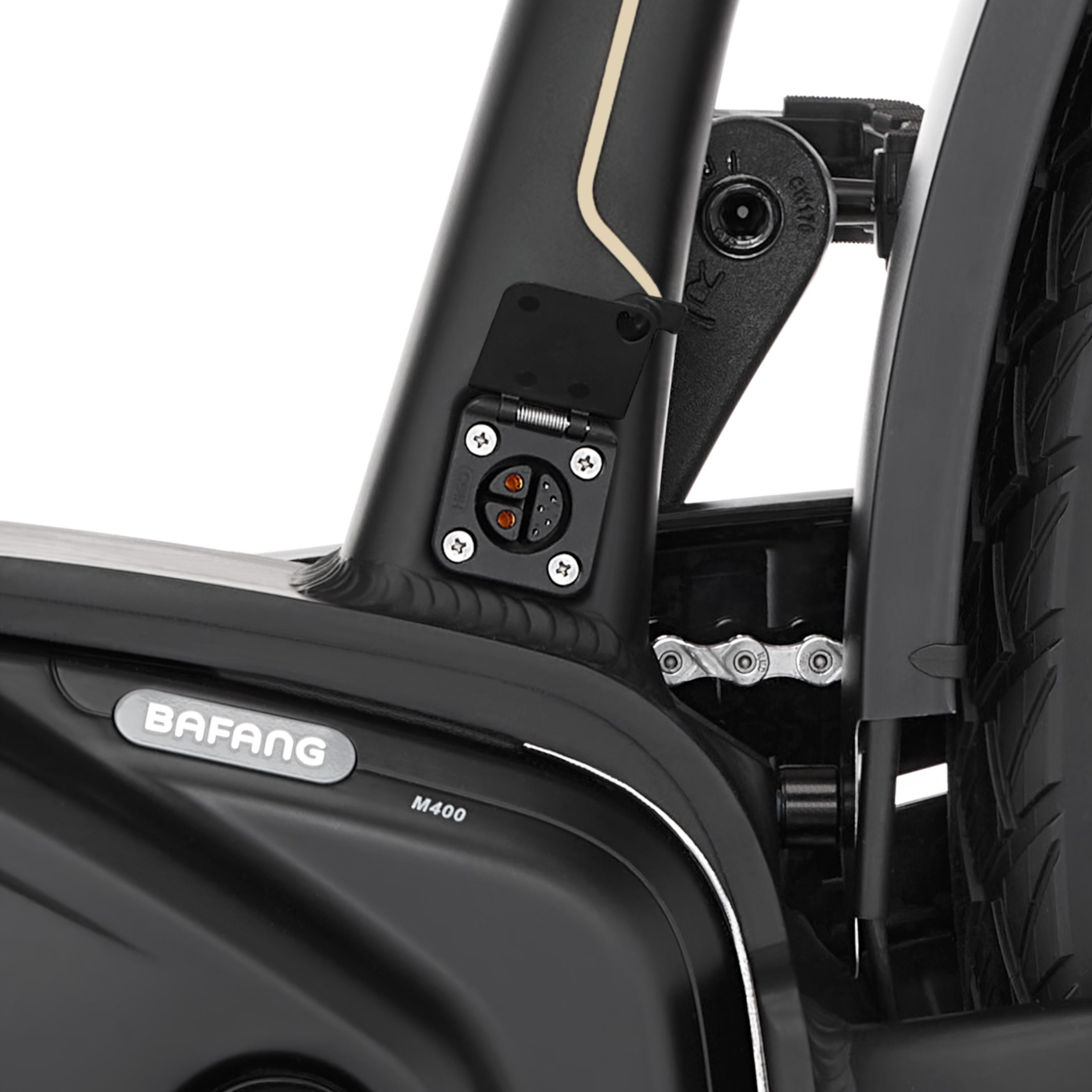 Nahaufnahme einer E-Bike-Schnittstelle mit Ladeanschluss und Kette.