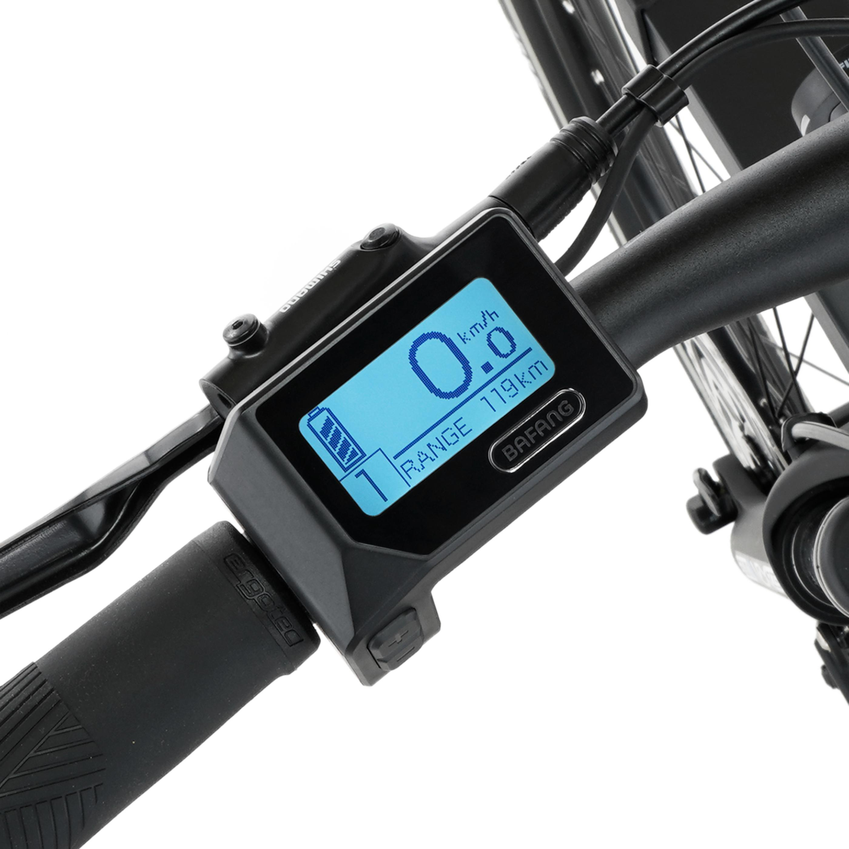 Nahaufnahme des Displays eines E-Bikes mit Geschwindigkeitsanzeige und Batteriestatus.