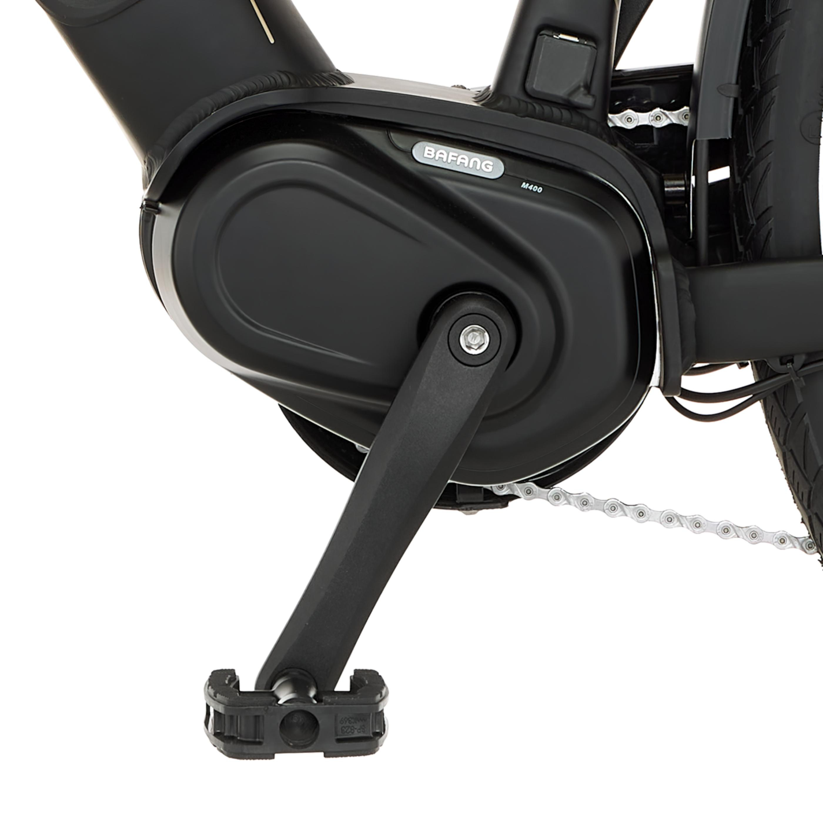 Nahaufnahme der schwarzen BAFANG M400 E-Bike-Kurbel mit Kette und Pedal.