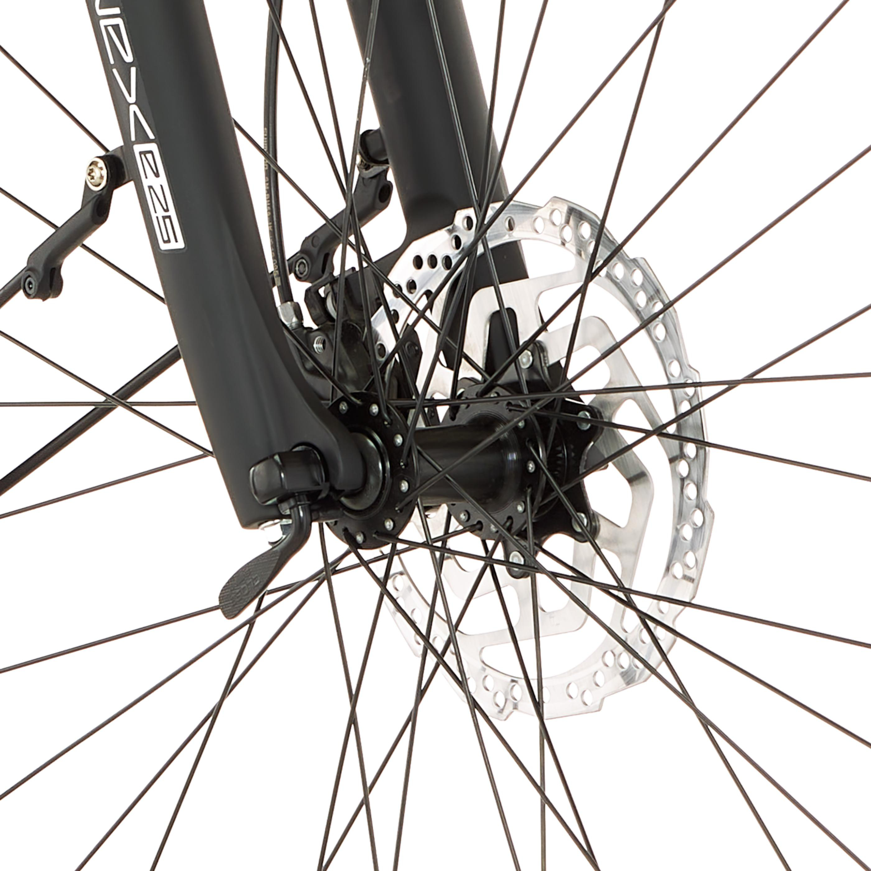Nahaufnahme eines Fahrrad-Scheibenbremssystems mit schwarzer Gabel und Speichen.