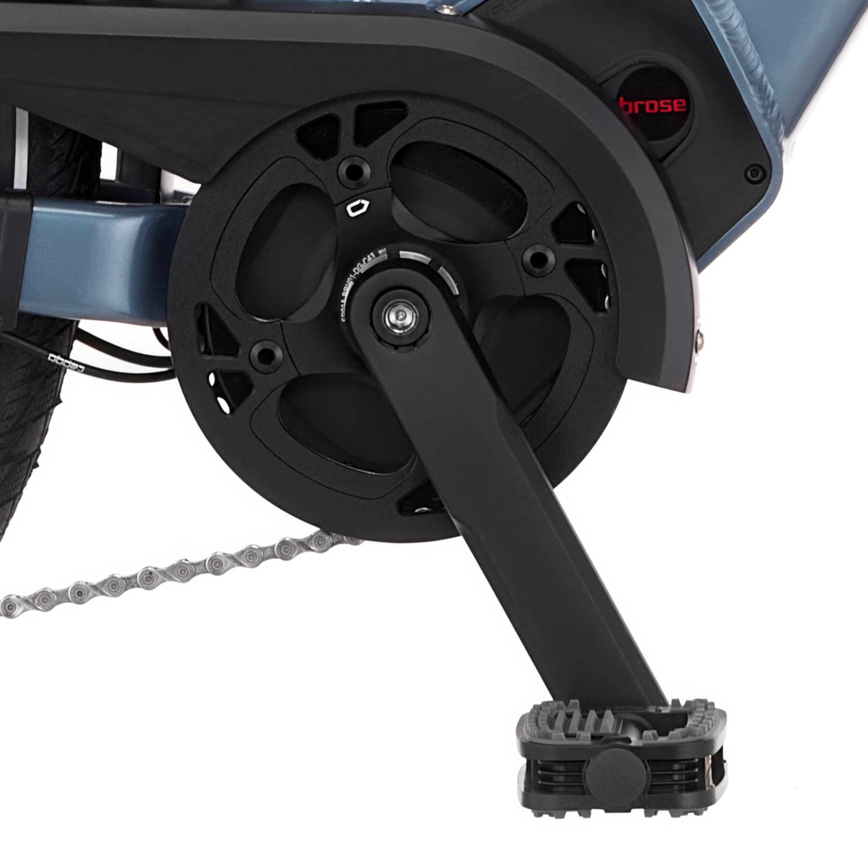 Nahaufnahme des schwarzen Pedals, der Kurbel und der Kette eines Fahrrads.