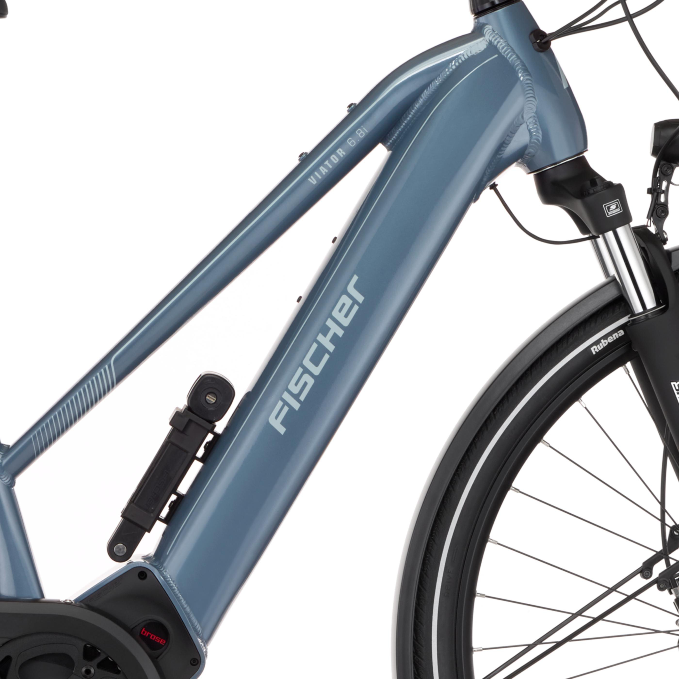 Nahaufnahme eines blauen Fischer E-Bikes mit "VIATOR 6.8i" Schriftzug.
