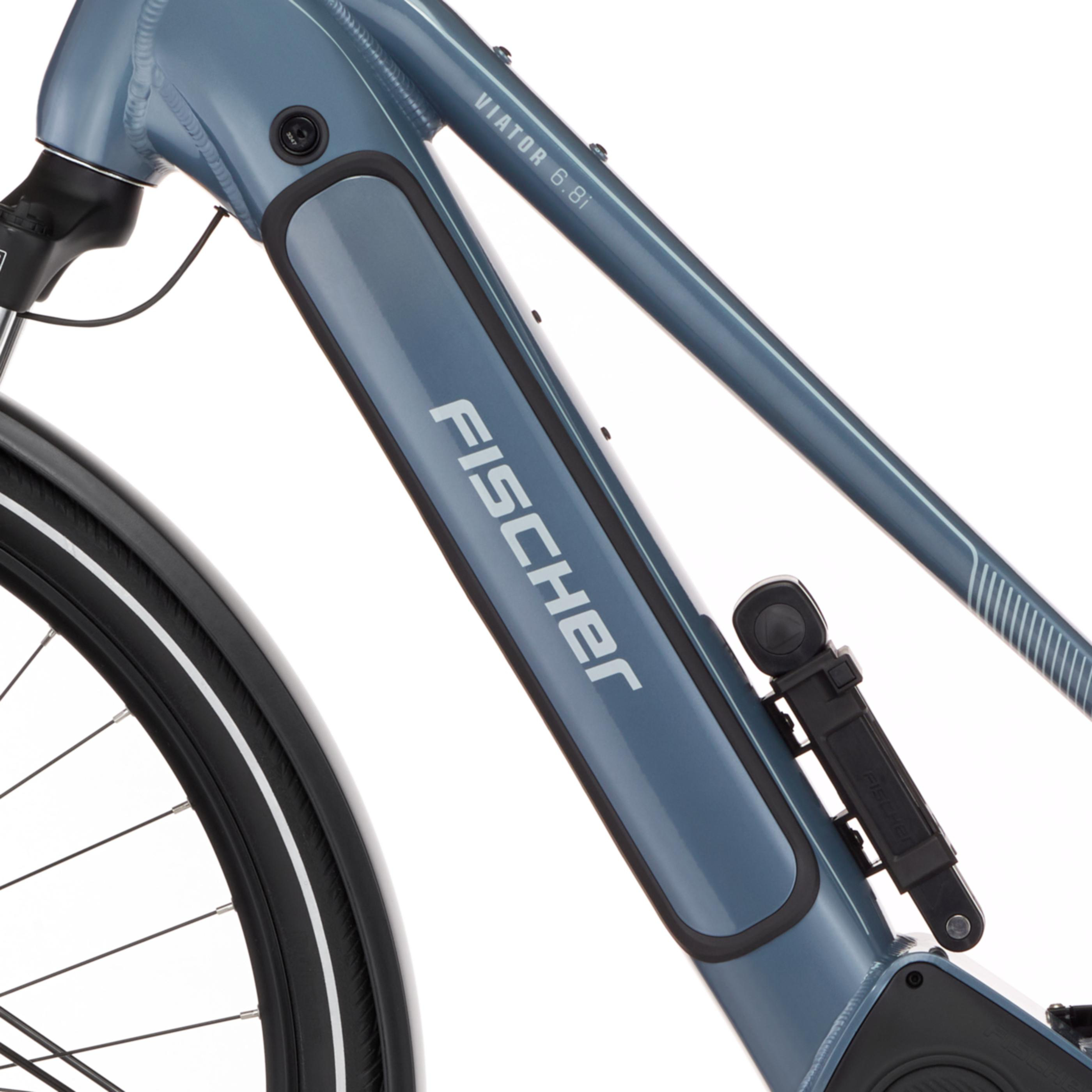 Blauer E-Bike-Rahmen mit "FISCHER"-Logo und "VIATOR 6.8i"-Schriftzug.