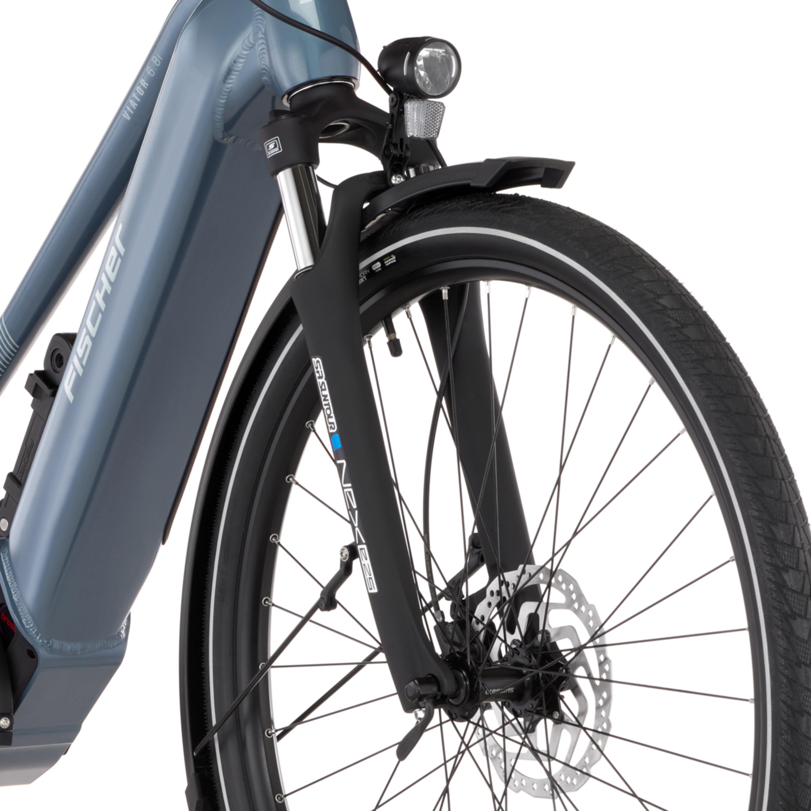 Graues E-Bike mit Vorderrad, Federgabel, Scheinwerfer und dem Schriftzug FISCHER.