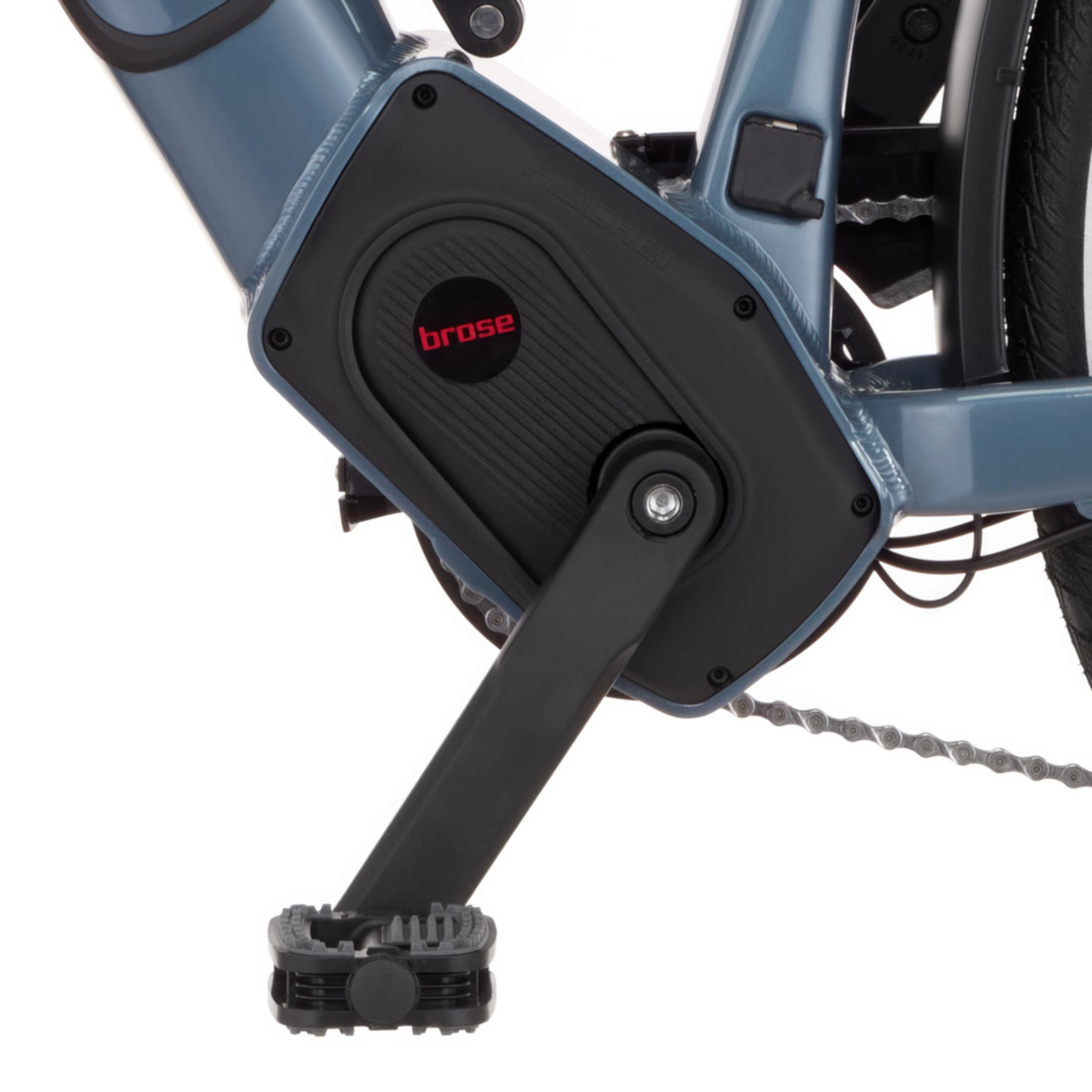 Nahaufnahme des dunkelblauen Fahrradrahmens mit Motor und Pedal.
