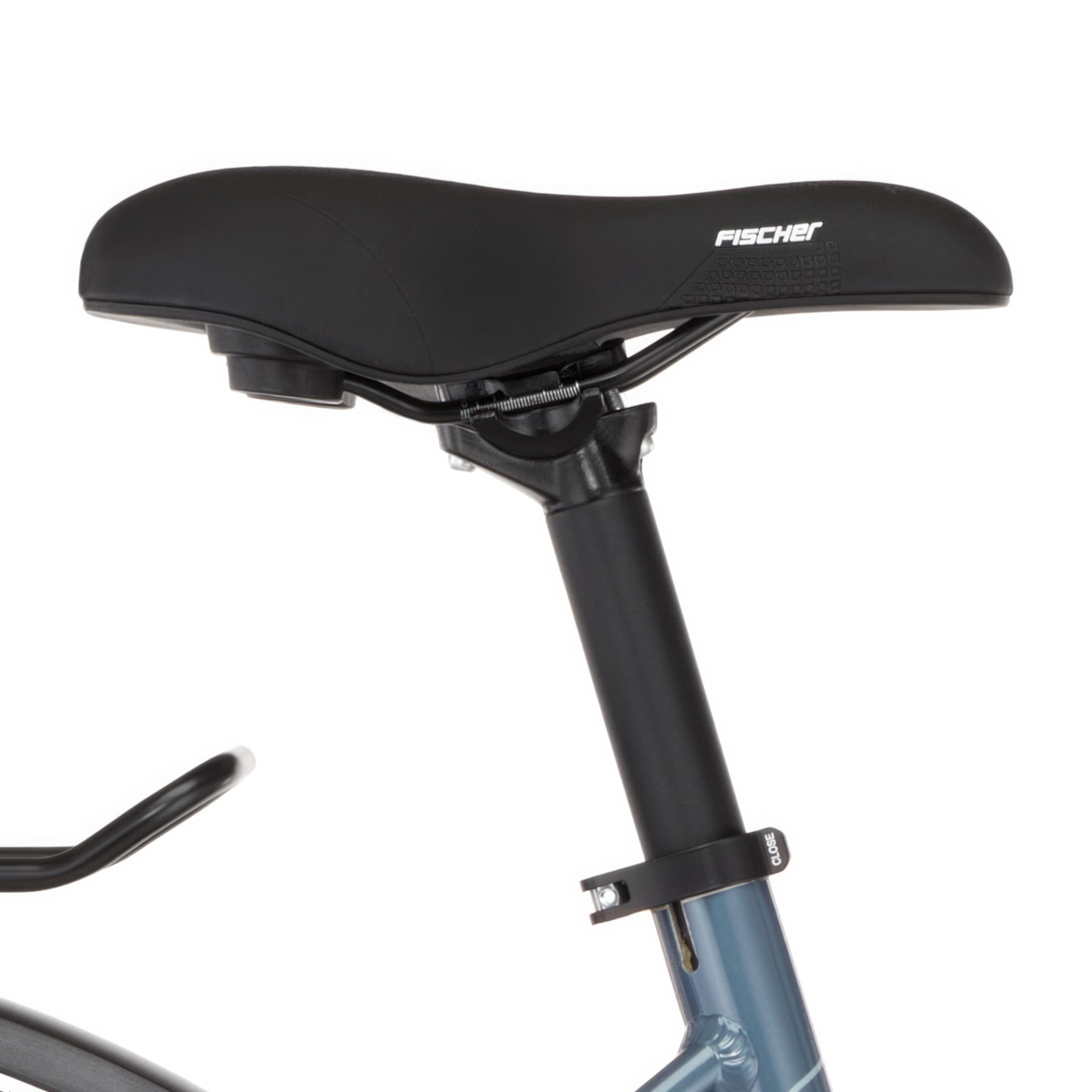Schwarzer Fahrradsattel mit FISCHER-Logo auf blauem Rahmen und Sitzrohrklemme.