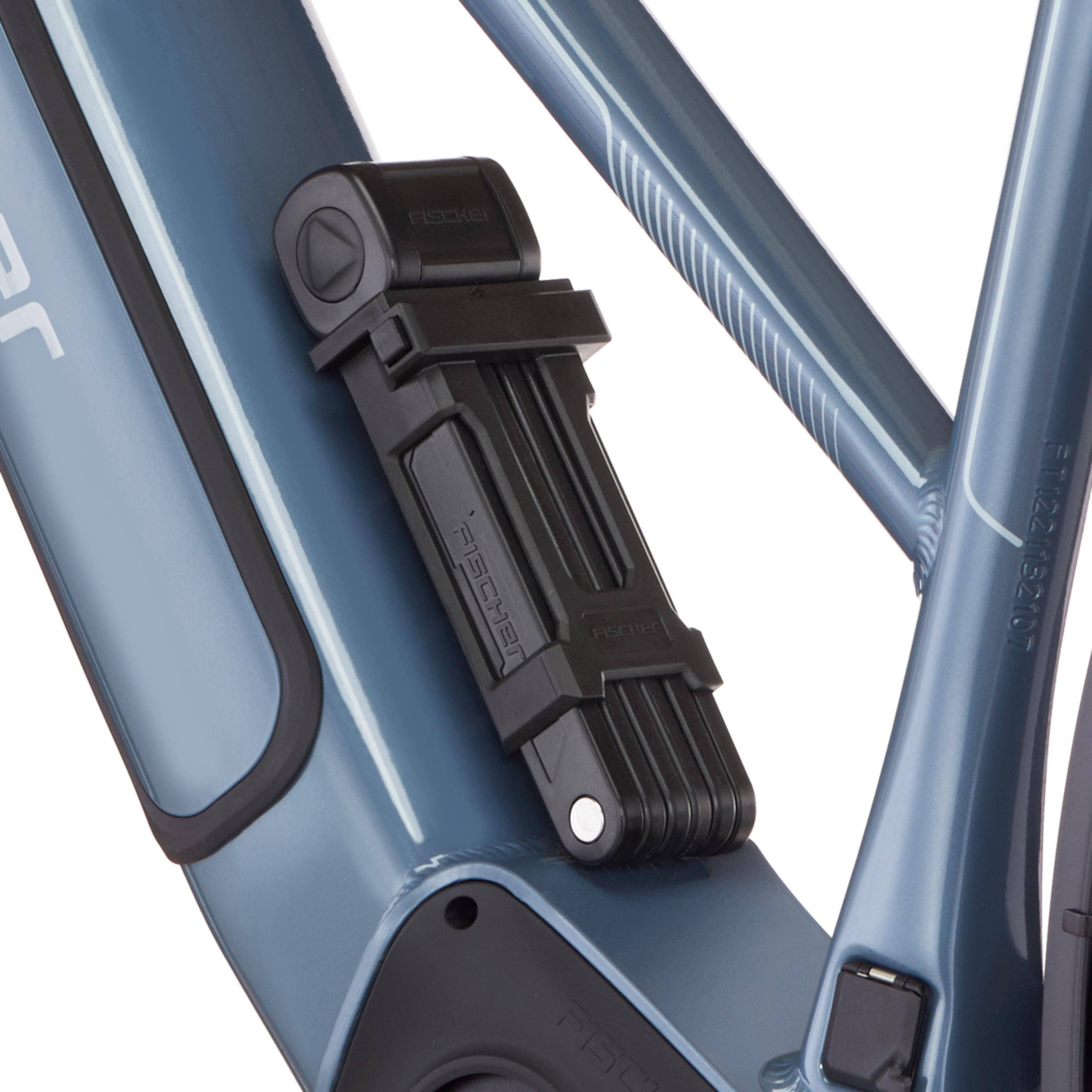 Detail eines blauen Fahrradrahmens mit einem schwarzen Faltschloss-Halter.