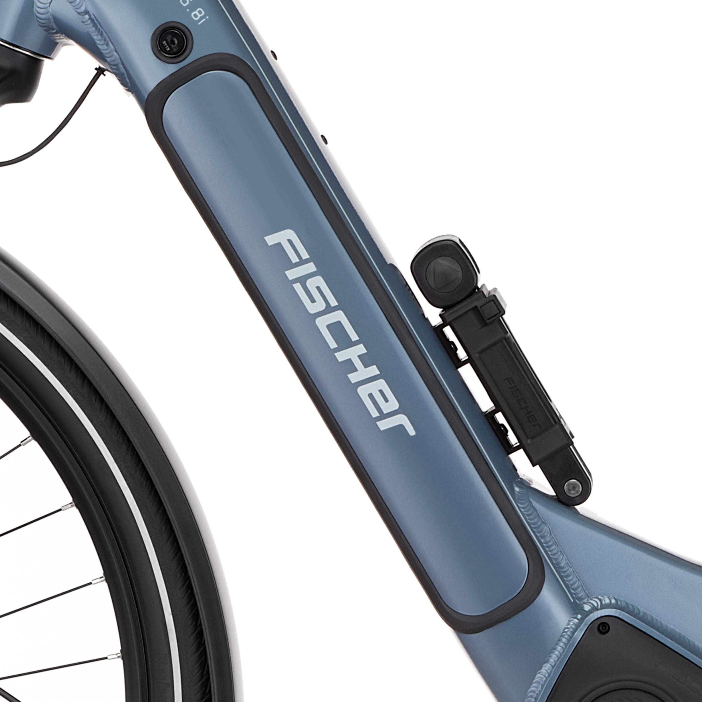 Nahaufnahme des Rahmens eines blauen Fischer-E-Bikes mit Reifen und Kabeln.