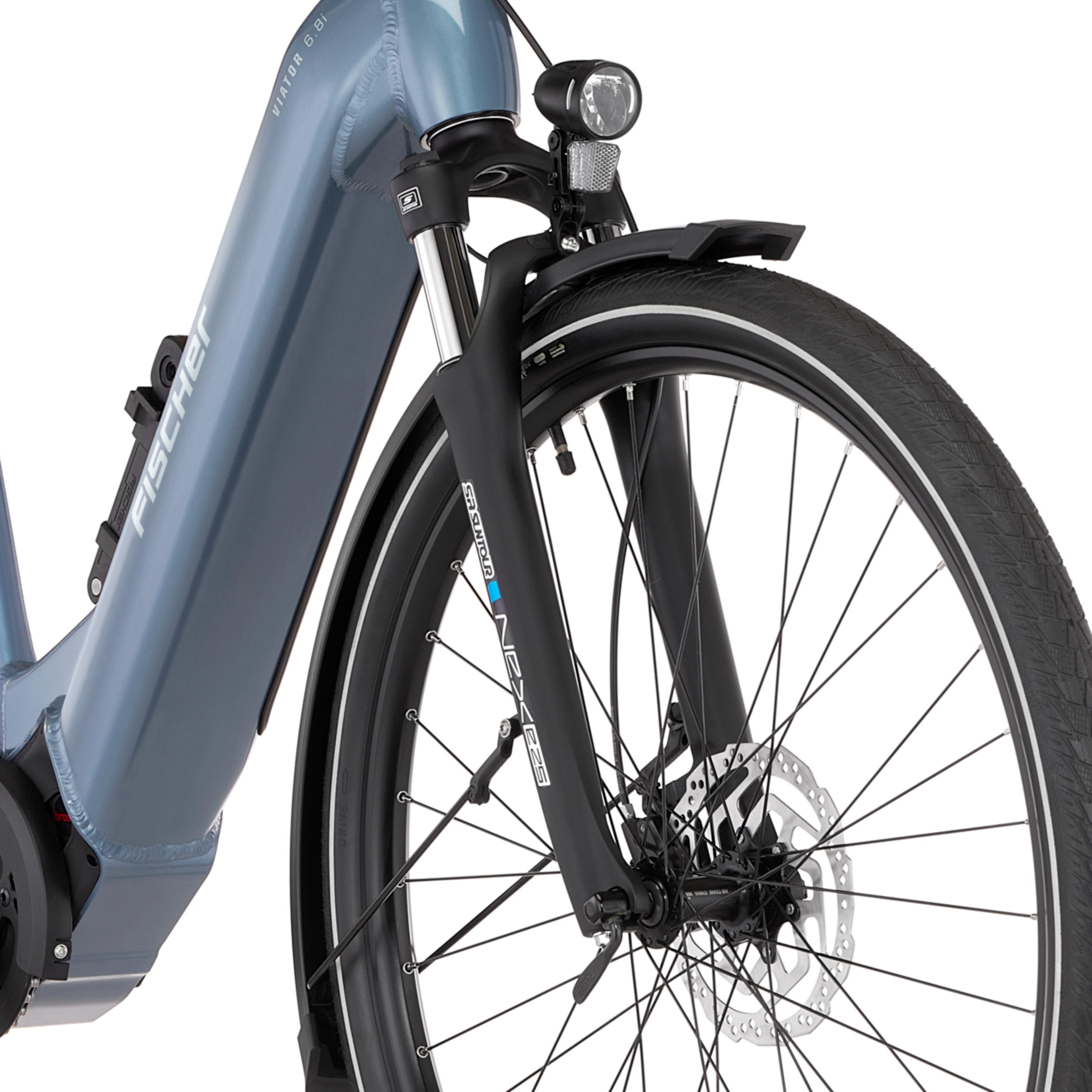 Graues Fischer E-Bike mit Vorderrad, Gabel und Scheinwerfer.