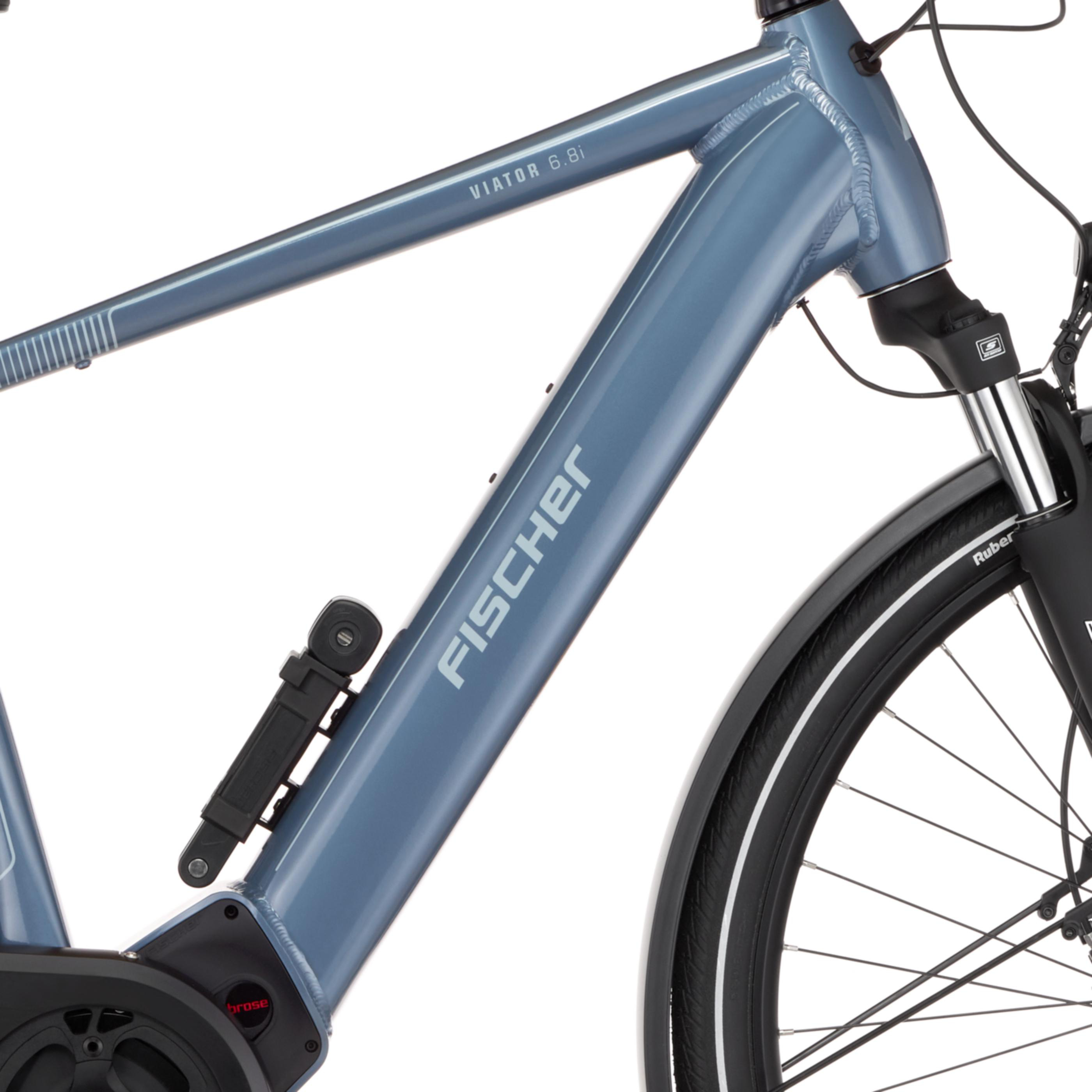 Ein blaues Fahrrad mit silbernem Schriftzug 'VIATOR 6.8i' und 'FISCHER'.