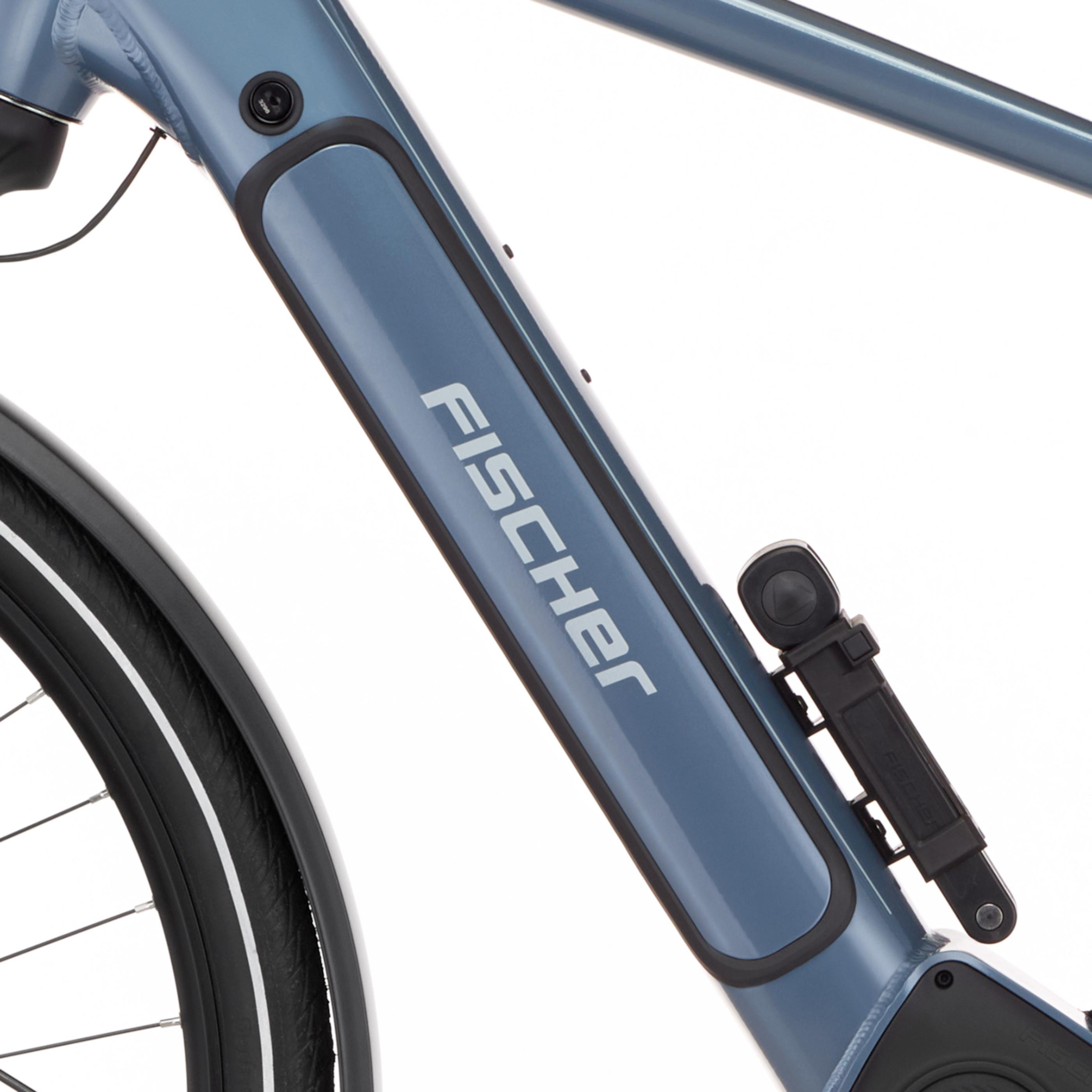 Ein blauer Fahrradrahmen mit dem Logo "FISCHER" und einem Rad mit Schutzblech.