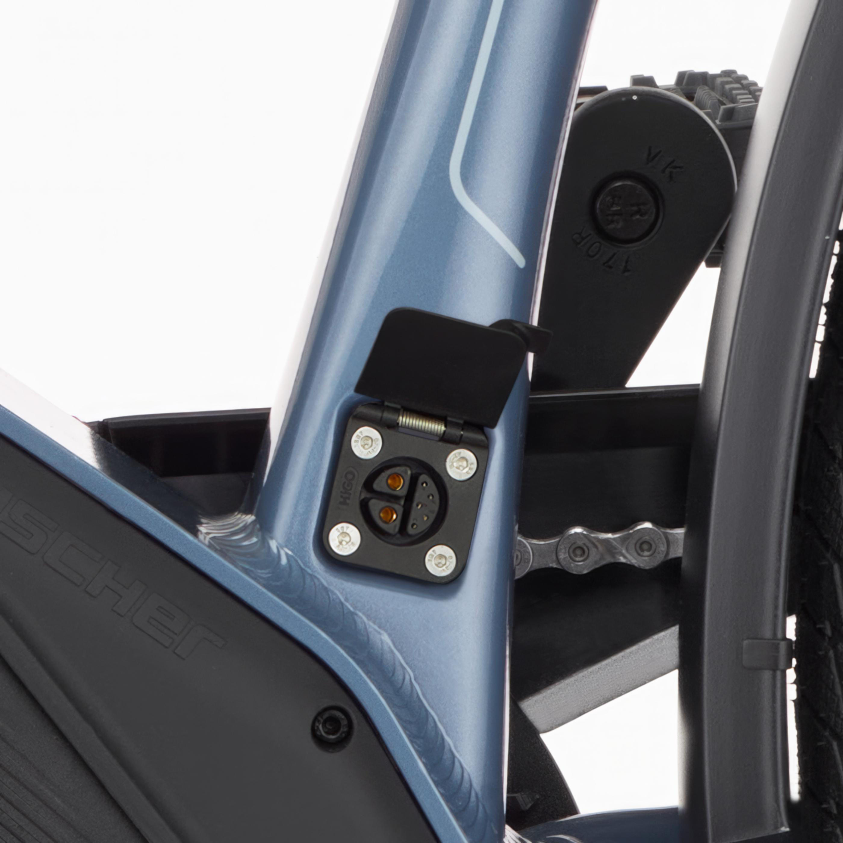 Ein blaues E-Bike mit einem offenen Ladeanschluss und einer Kette.